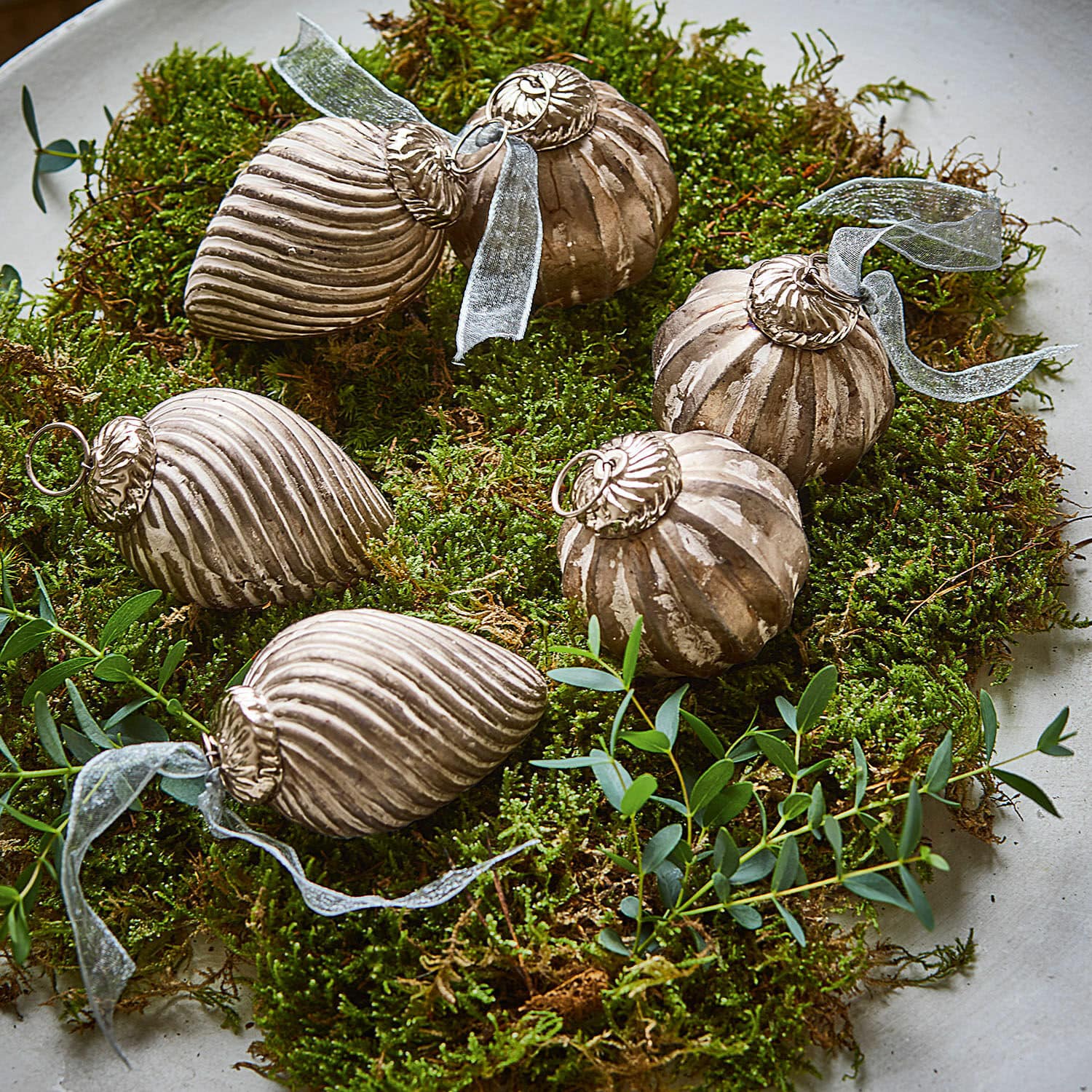 Weihnachtsschmuck 6er Set Miras Set aus 6 dekorativen Christbaumkugeln in Altgold mit Bändern auf grünem Moos, Weihnachtsdeko