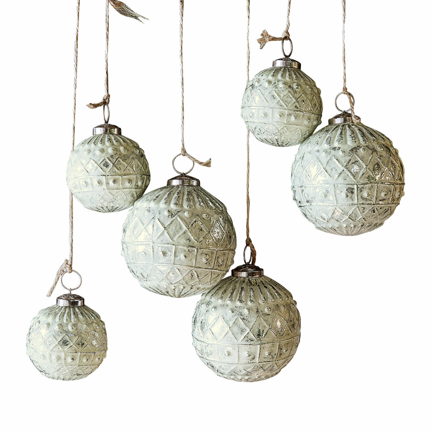 Weihnachtsschmuck 6er Set Gladwin Set aus sechs weißen Glas-Weihnachtskugeln mit dekorativem Muster und Aufhängeschnur