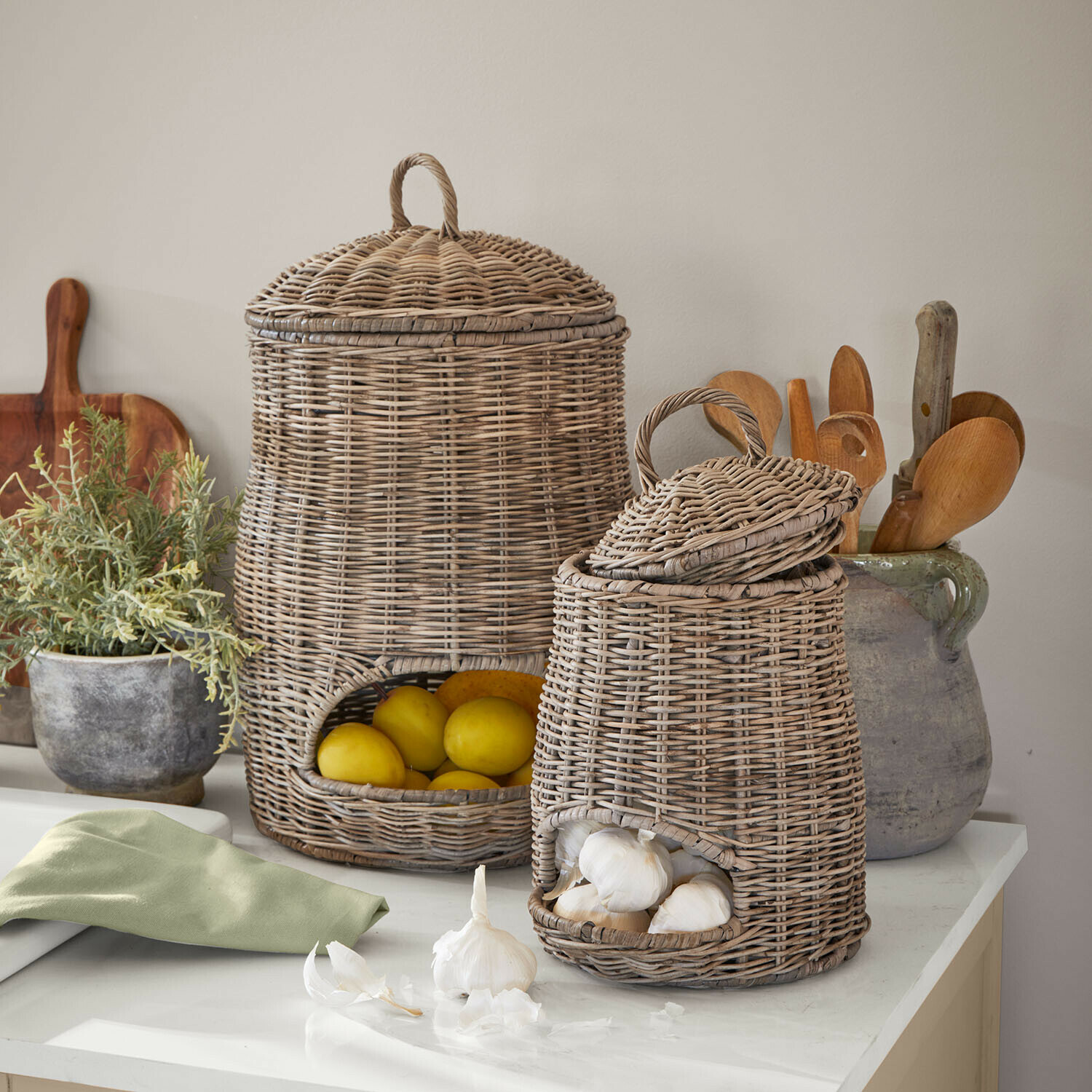 Korb 2er Set Arovian Zwei natürliche Korbgefäße aus Rattan für Obst und Gemüse auf Küchenarbeitsplatte