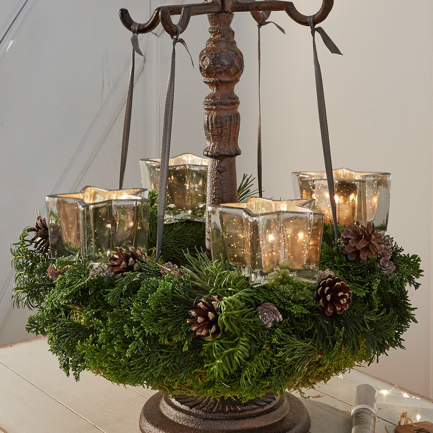 Steckwindlicht 4er Set Bernice Weihnachtskranz aus grünen Zweigen mit Zapfen und sternförmigen Glas-Teelichthaltern
