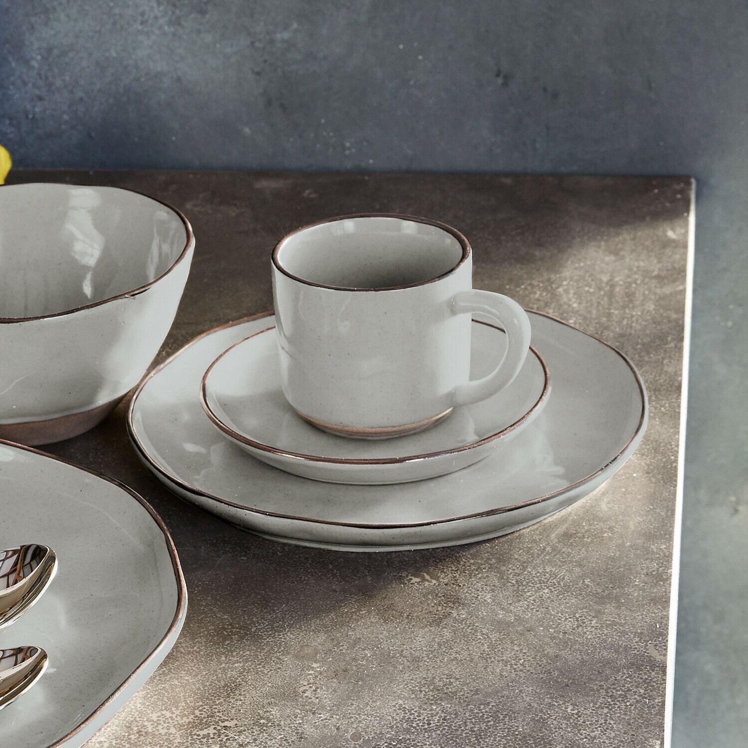 Tasse mit Untertasse 6er Set Biarré Hellgraues Keramik-Geschirrset mit braunem Rand, geeignet für Kaffee und Mahlzeiten