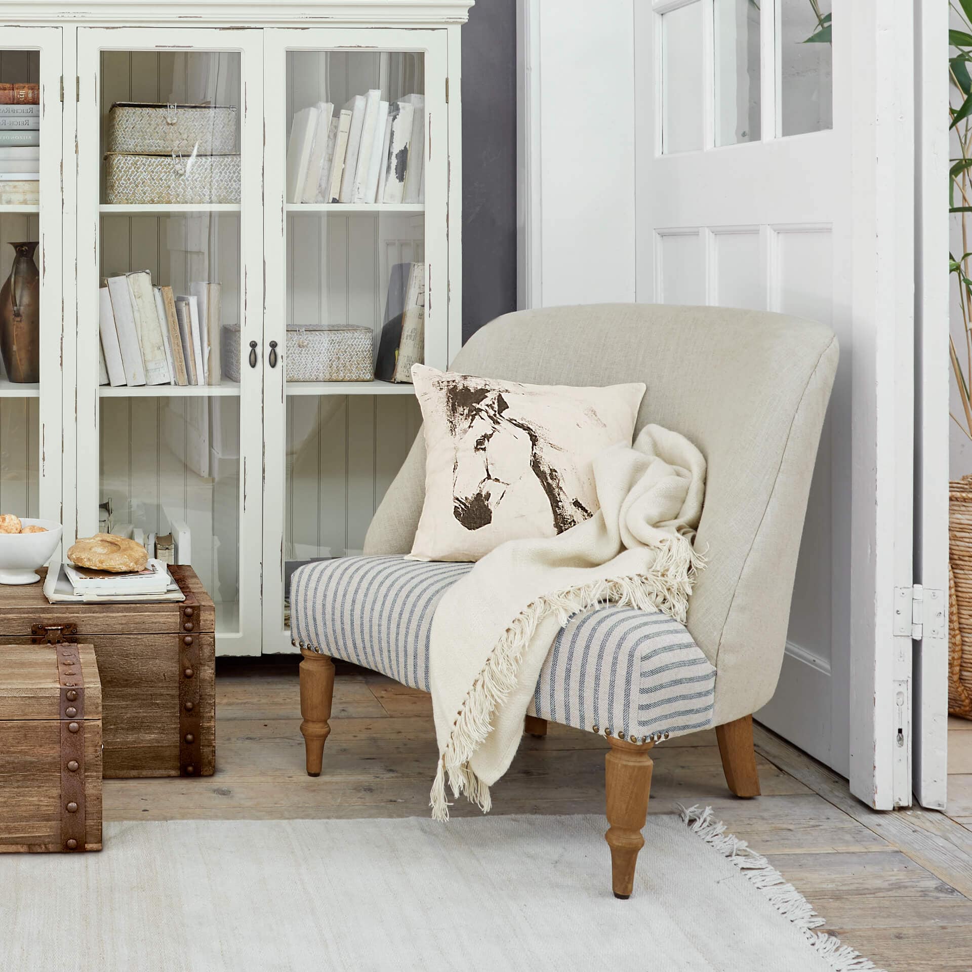 Zweisitzige Sofa aus Holz und Stoff in Beige und Grau mit Pferde-Kissen und Decke