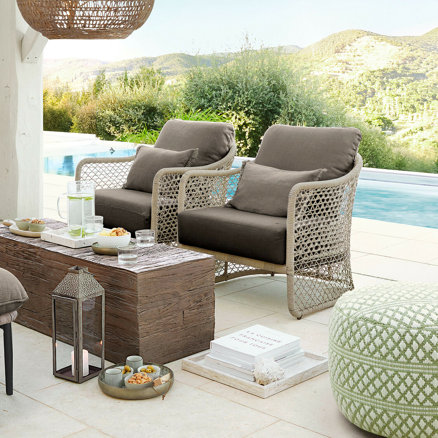 Sessel Langforda Outdoor-Möbelset aus beigem Rattan mit grauen Polstern am Pool, modernes Lounge-Set für Garten und Terrasse