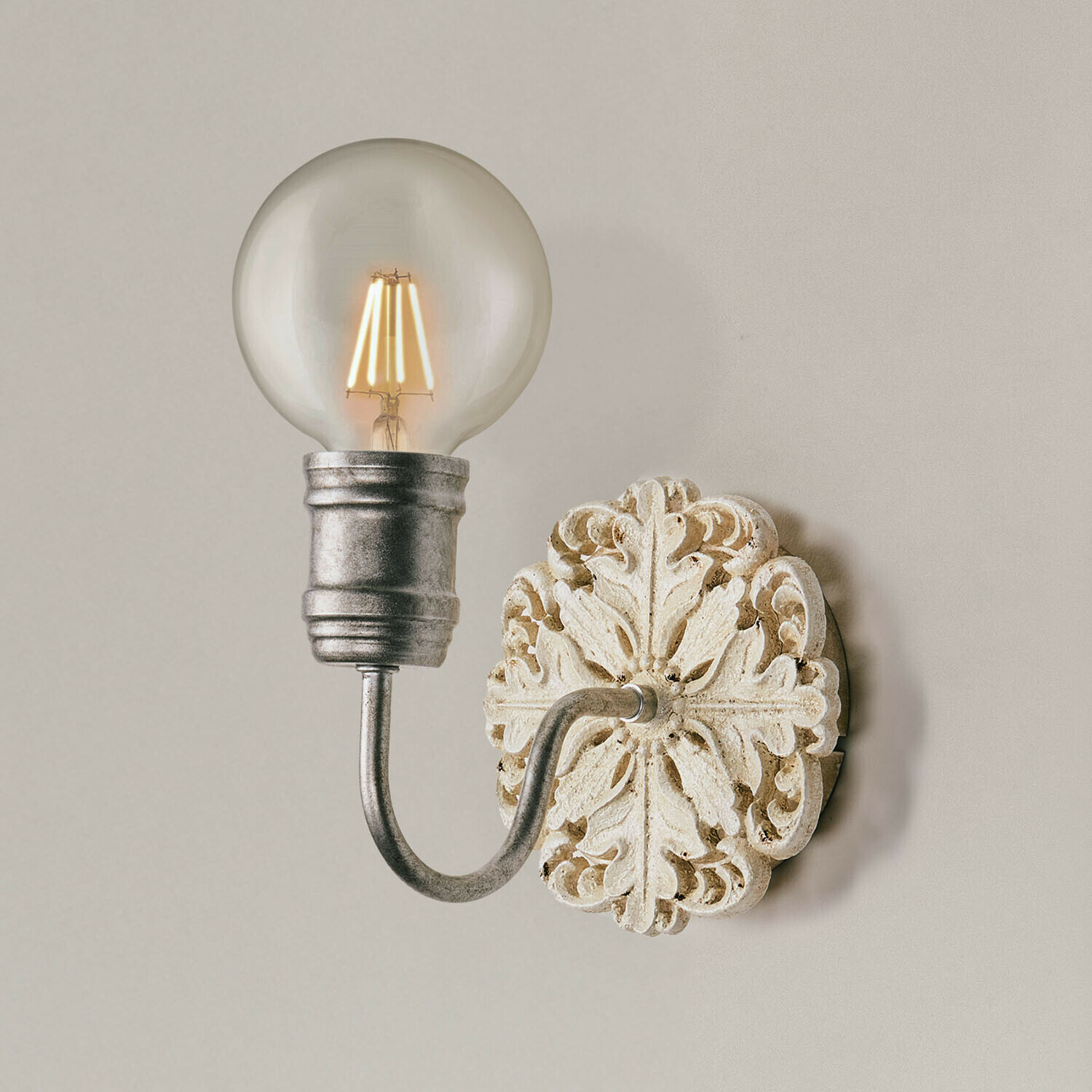 Wandleuchte mit Metallarm und dekorativer weißer Basis im Vintage-Stil, LED-Beleuchtung