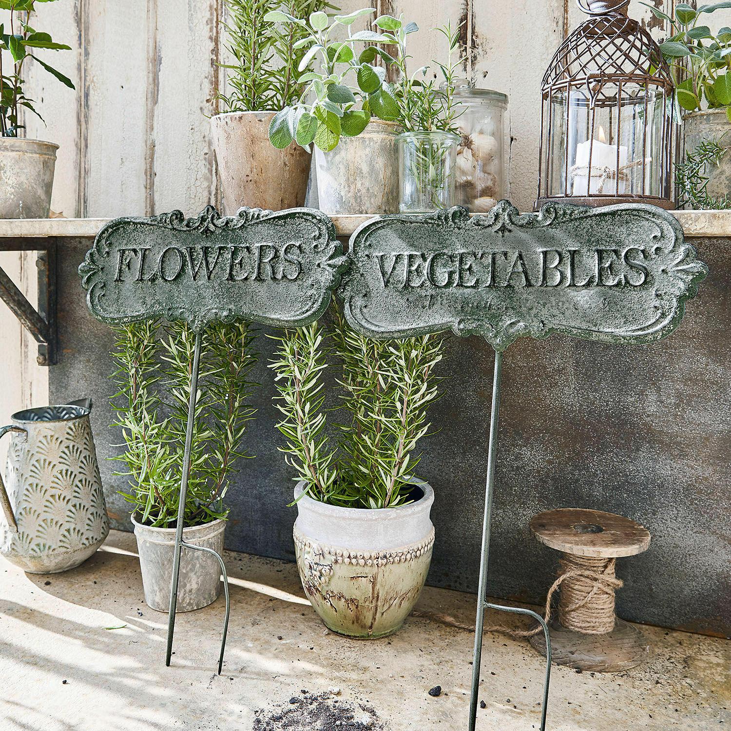 Gartenstab 2er Set Flowers & Vegetables Metall-Gartenschilder mit den Aufschriften Flowers und Vegetables im Vintage-Stil zur Pflanzenkennzeichnung