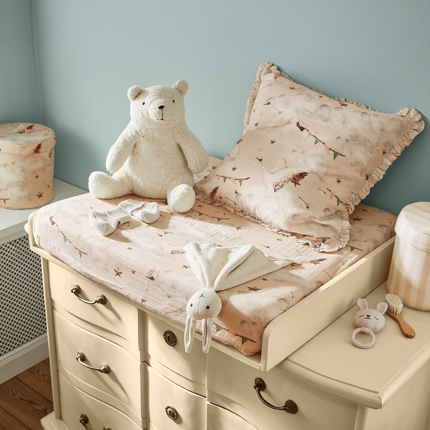 Wickelplatte Aiguillon Beige Wickelkommode mit rosa Bezug und Plüschtieren im Kinderzimmer