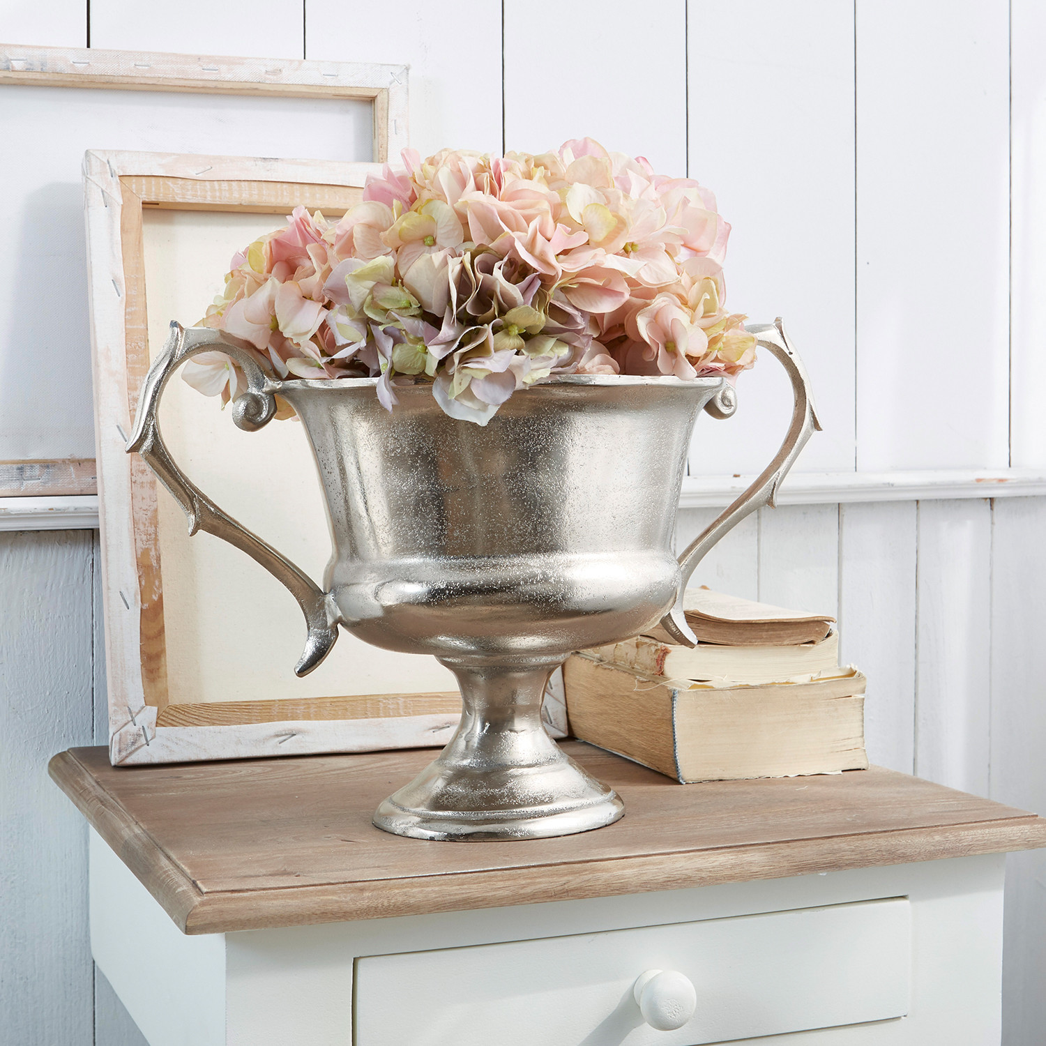 Schale Espère Silberne Metallschale mit Griffen und rosa Blumen auf Holztisch, Wohnaccessoire