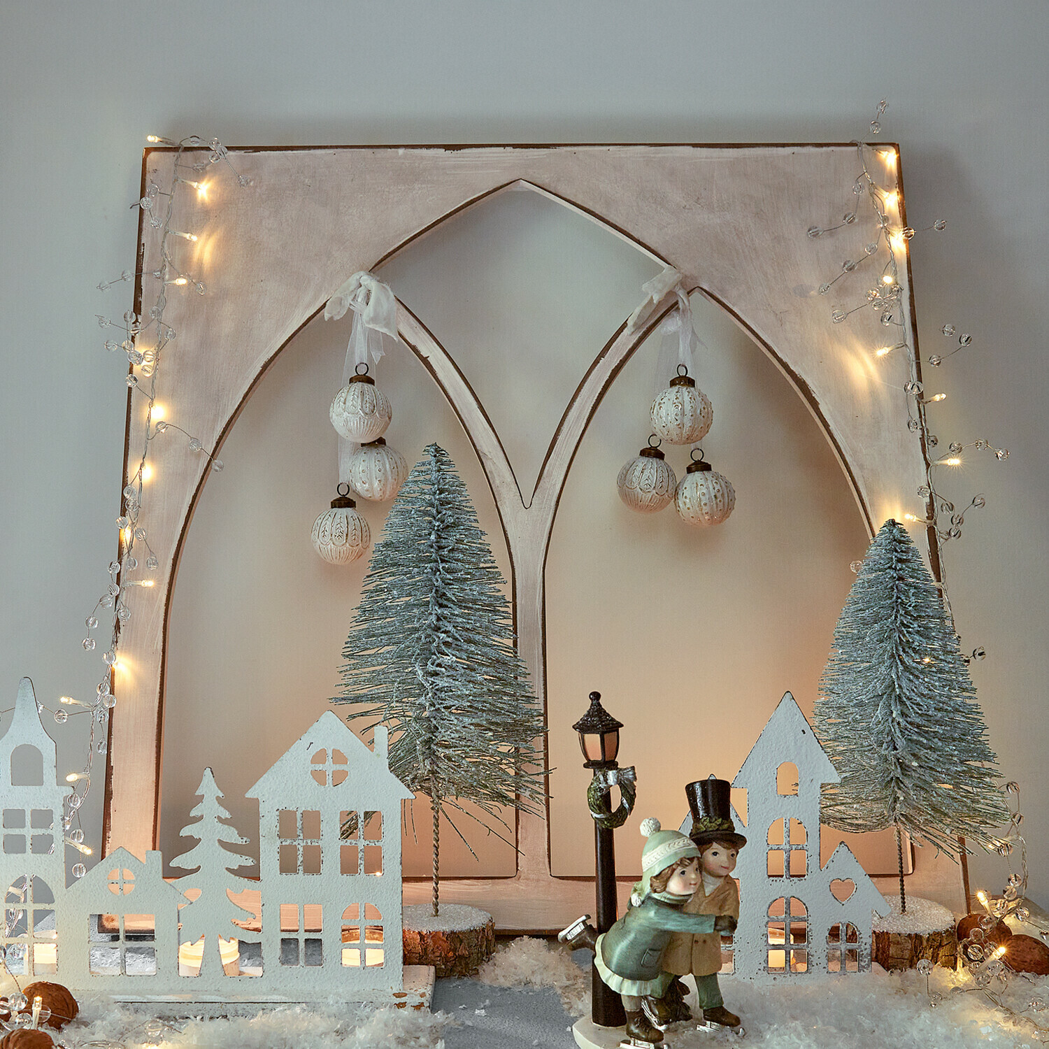 Deko-Fenster Kiraline Weihnachtsdekoration mit weißen Häusern, grünen Tannen und Eisläufer-Figuren auf Kunstschnee