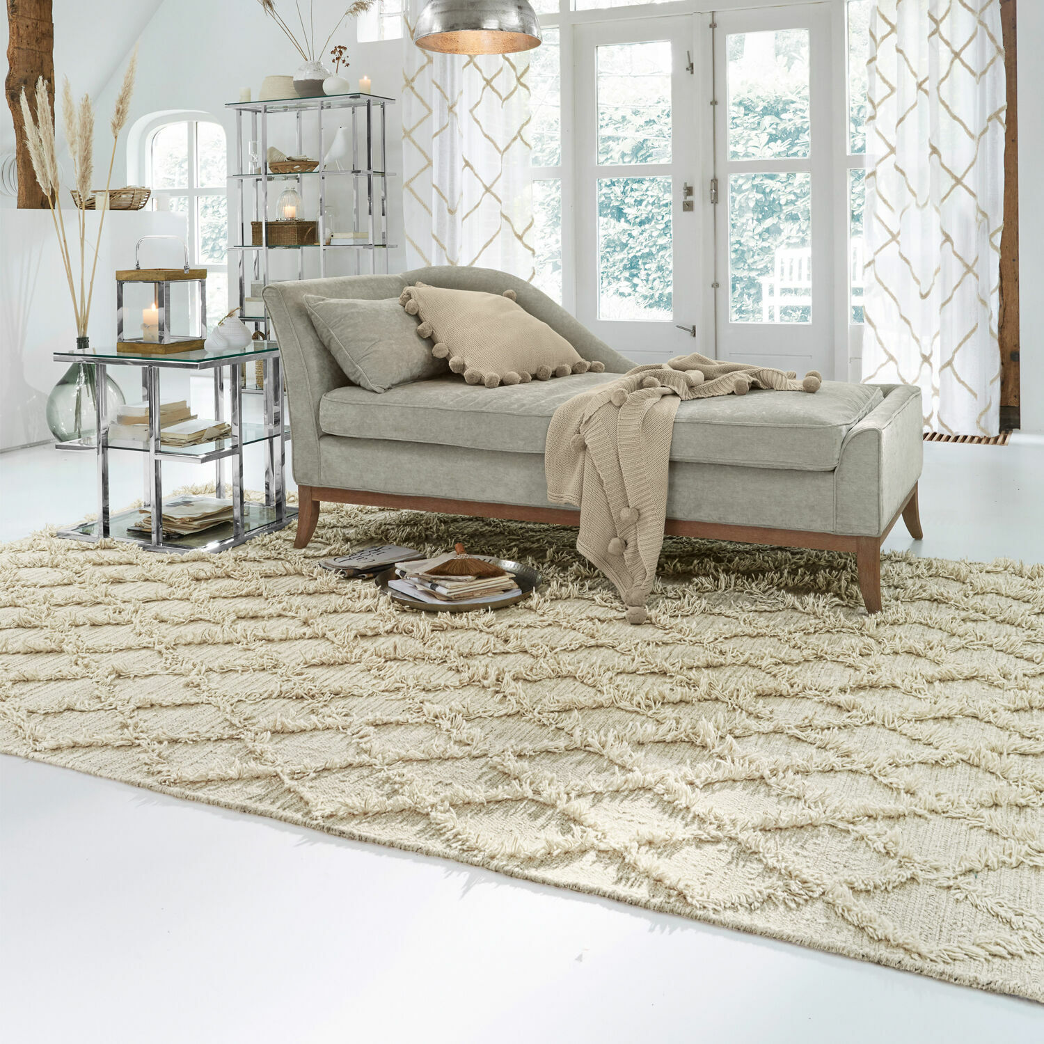 Grau gepolsterte Chaiselongue mit Holzbeinen auf beigem Teppich in hellem Wohnzimmer