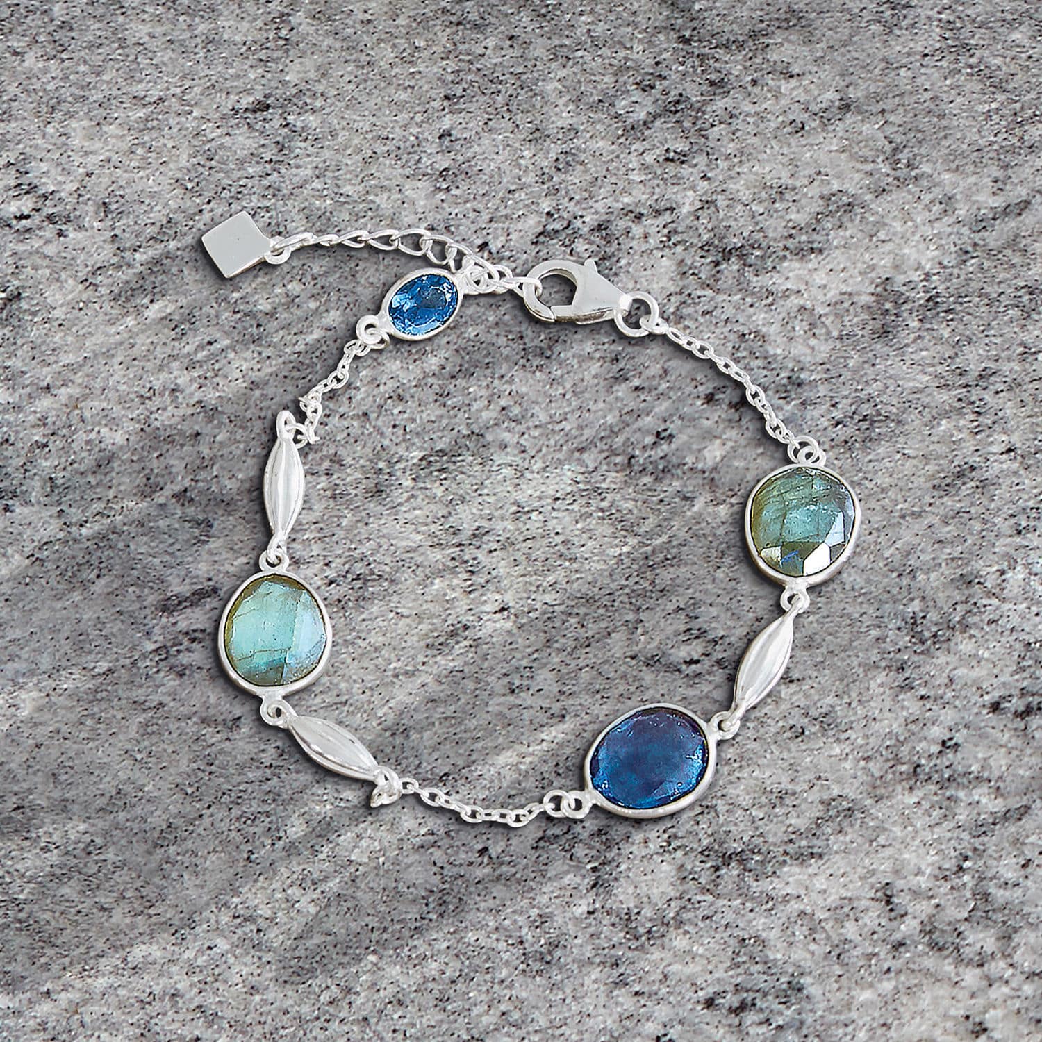 Armkette Chantoux Feines Silberarmband mit blauen und grünen Steinen auf grauem Hintergrund