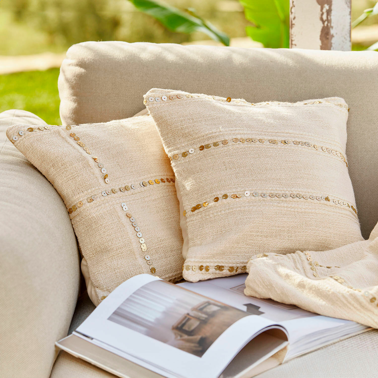 Kissenhülle 2er Set Rousseline Beige Dekokissen mit Pailletten auf beigem Sofa, weiches Material, stilvolles Wohnaccessoire