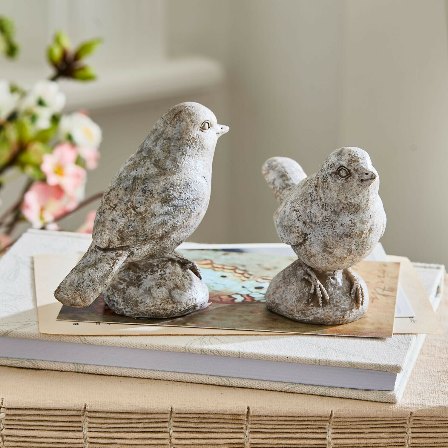 Deko-Vogel 2er Set Corviano Zwei graue Vogel-Figuren aus Stein auf Büchern als stilvolle Wohnraumdekoration