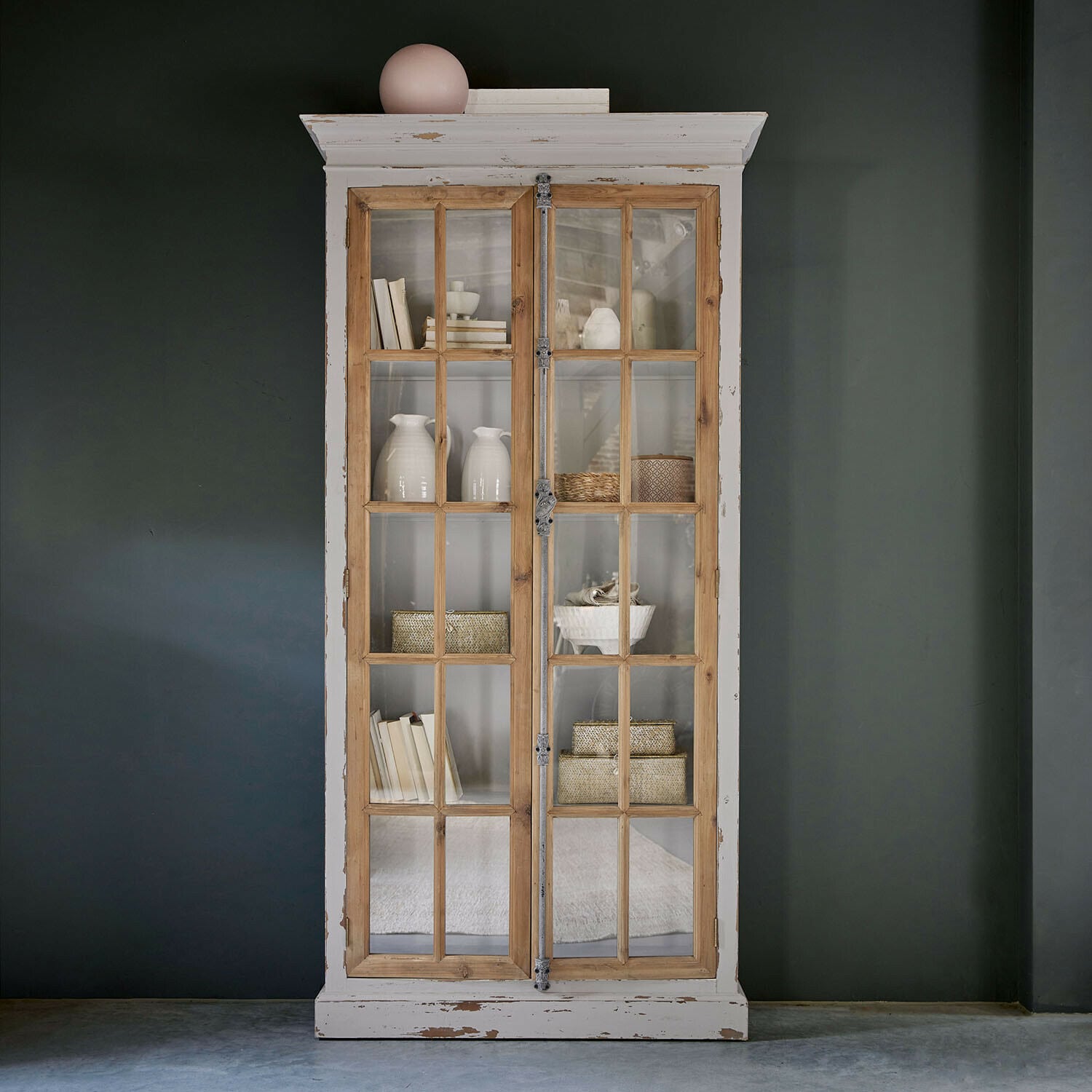 Schrank Philippe Holzvitrine mit weißem Shabby-Rahmen und Glastüren, Dekorationen und Bücher innen