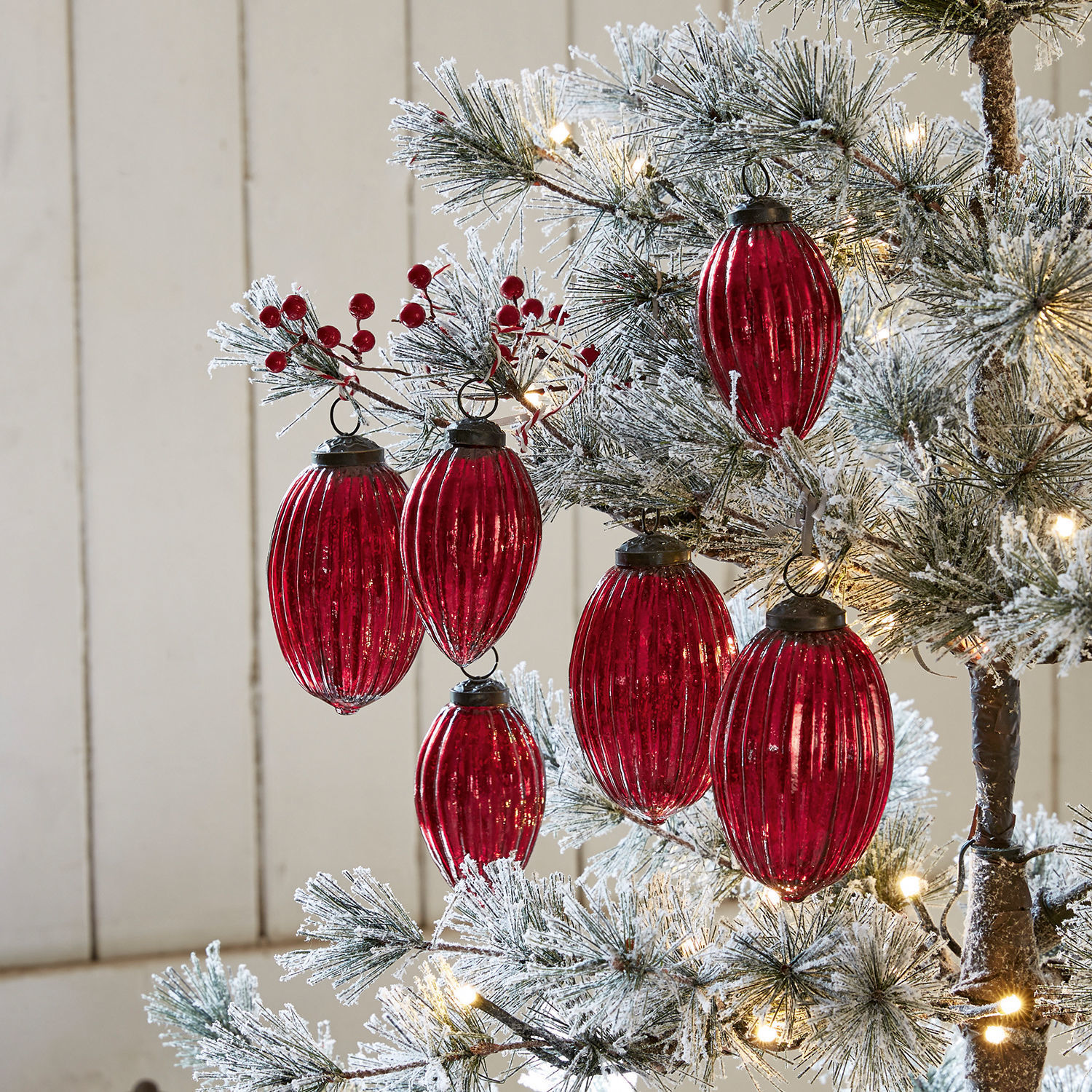 Weihnachtsschmuck 6er Set Blavet Rote Glas-Weihnachtskugeln an schneebedecktem Tannenzweig mit LED-Lichtern