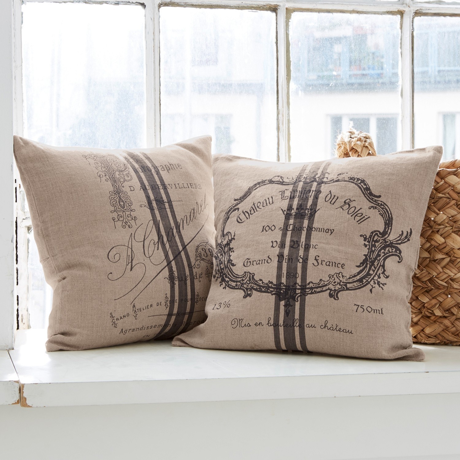 Kissenhülle 2er Set Jourdain Beige Leinenkissen mit schwarzem Vintage-Druck und Streifen auf Fensterbank dekorativ