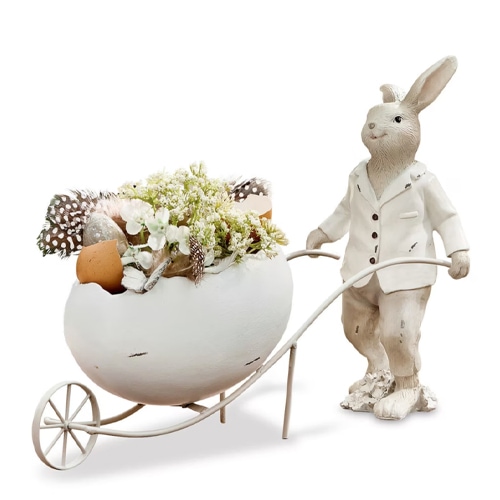 Dekorativer weißer Hase mit Blumentopf in Eierschalenform, gefüllt mit Blumen und Federn, Frühlingsdeko