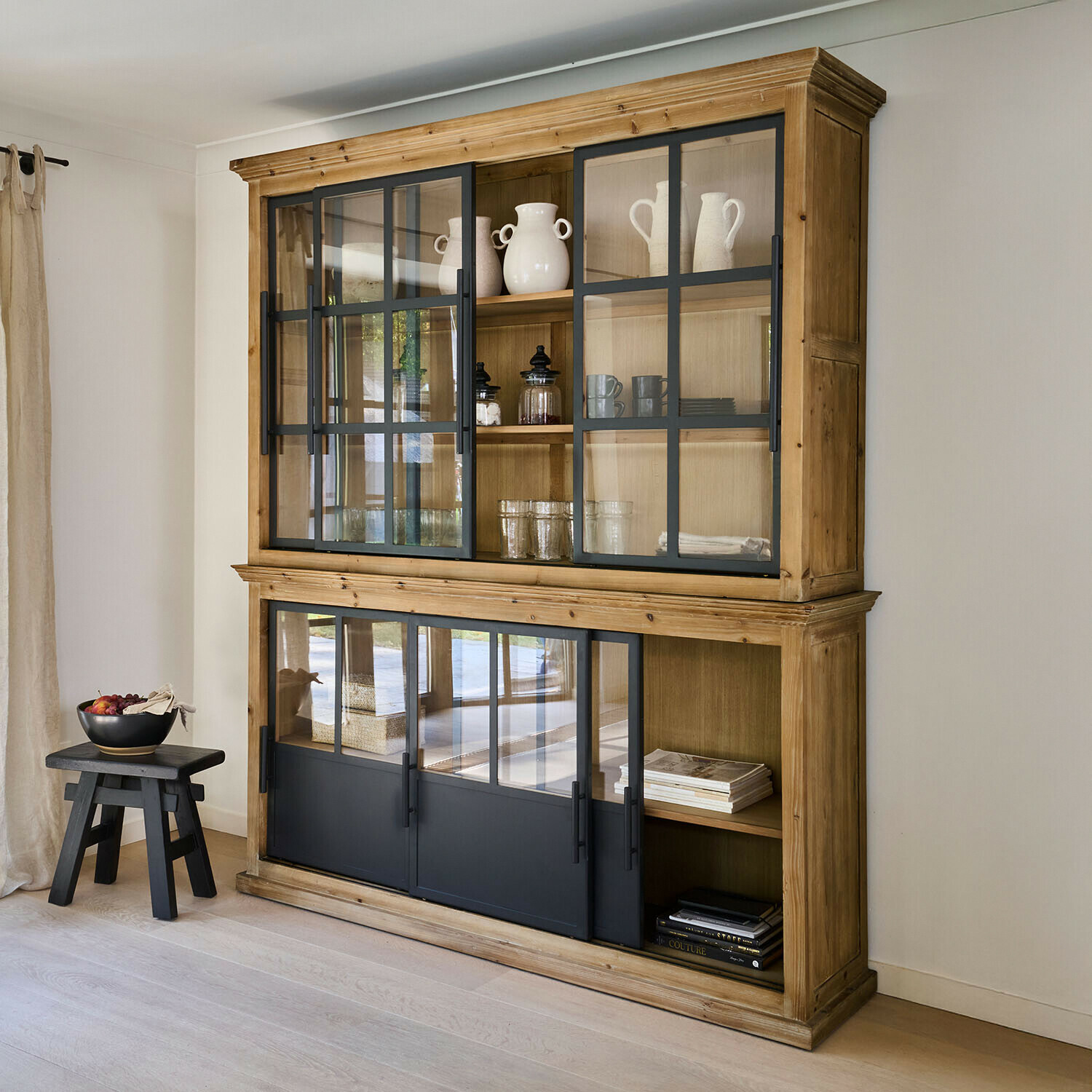 Schrank Ulvefjord Holzvitrine mit schwarzen Glasrahmentüren, stilvoller Aufbewahrungsschrank fürs Wohnzimmer