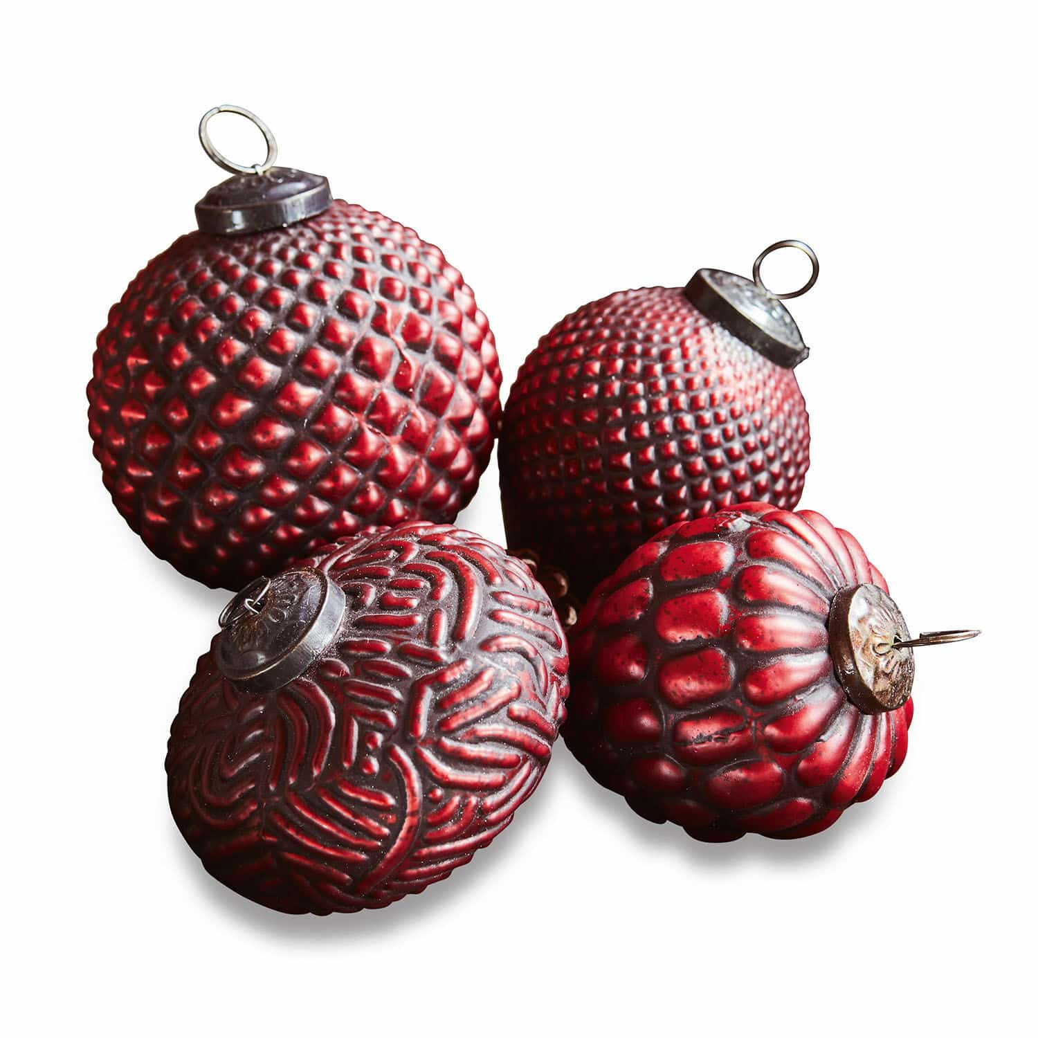 Weihnachtsschmuck 4er Set Meyen Vier rote Weihnachtskugeln mit verschiedenen Strukturen und Metallhaken für festliche Deko