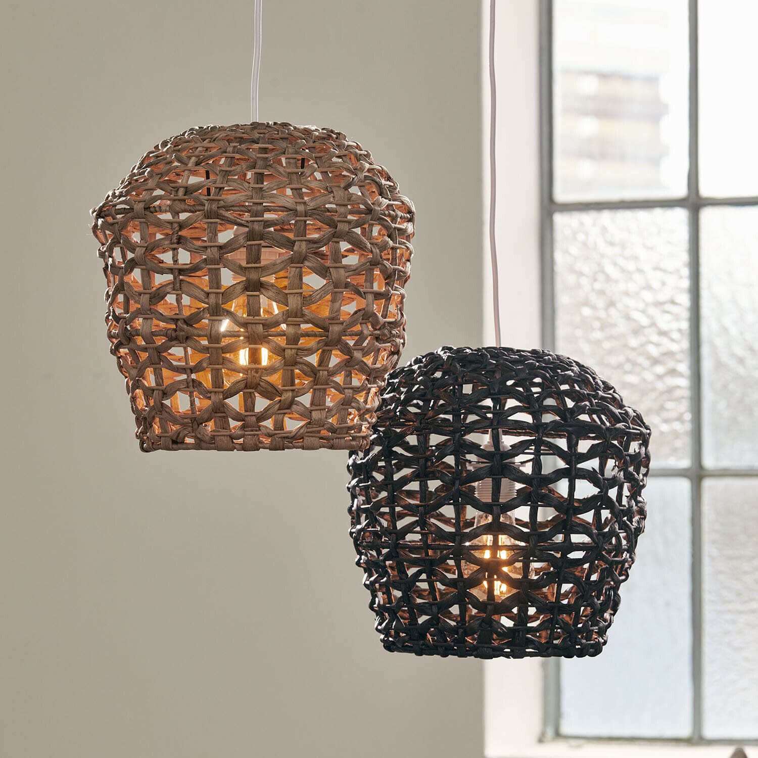 Lampenschirm 2er Set Orsenda Zwei hängende Lampen aus geflochtenem Rattan in Natur- und Schwarzfarben, dekorative Innenbeleuchtung