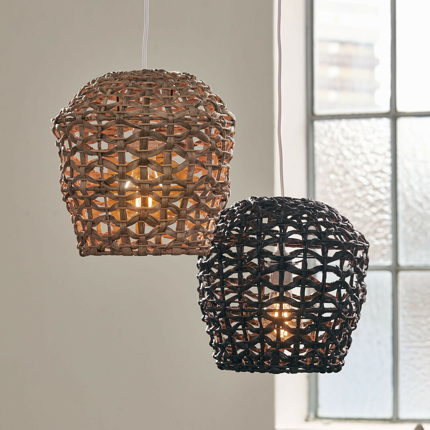 Lampenschirm 2er Set Orsenda Zwei hängende Lampen aus geflochtenem Rattan in Natur- und Schwarzfarben, dekorative Innenbeleuchtung