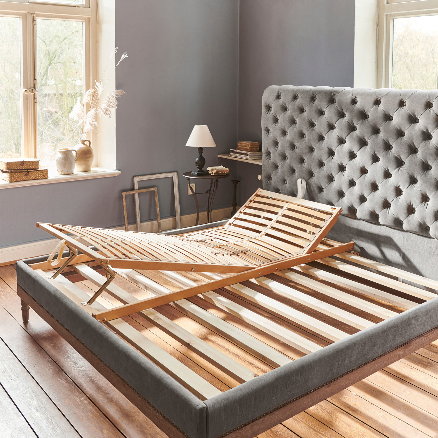Lattenrost verstellbar Vipond Verstellbarer Lattenrost aus Holz auf grauem Polsterbett in hellem Schlafzimmer