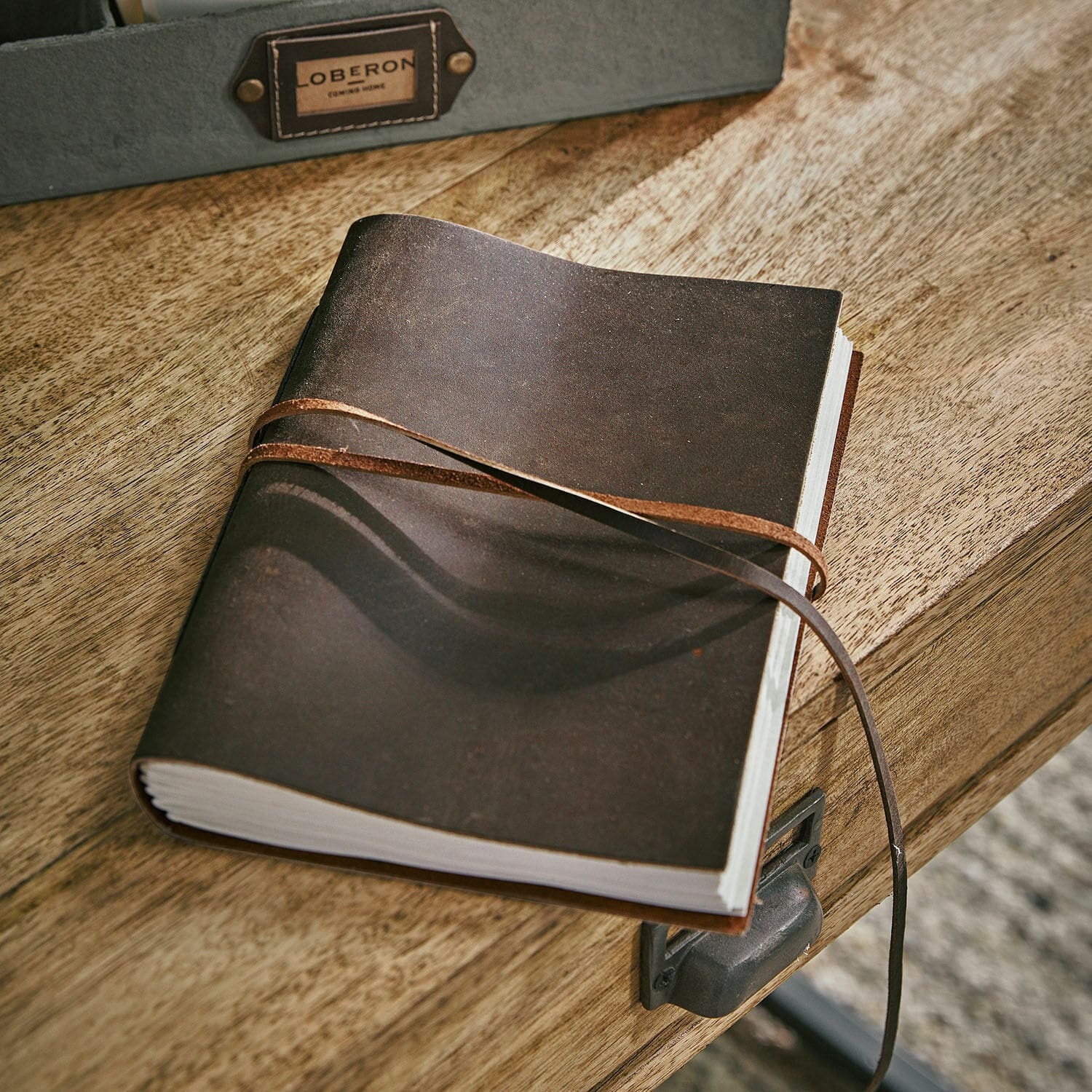 Notizbuch Rédené Braunes Leder-Notizbuch mit Riemen auf Holztisch, praktisches Schreib- und Notizaccessoire