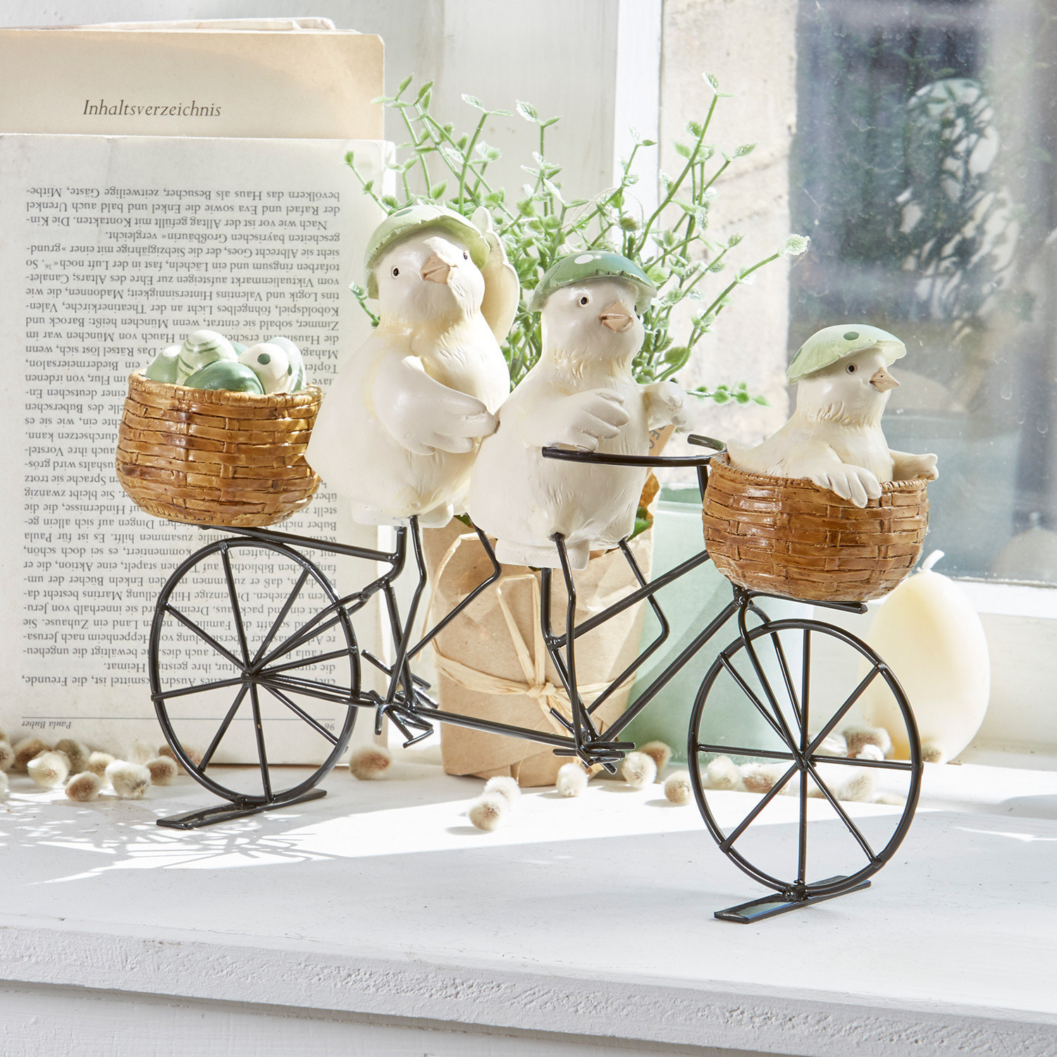 Küken Family Tour Dekoration mit drei weißen Vögeln mit grünen Hüten auf Metallfahrrad mit Korb aus Weide