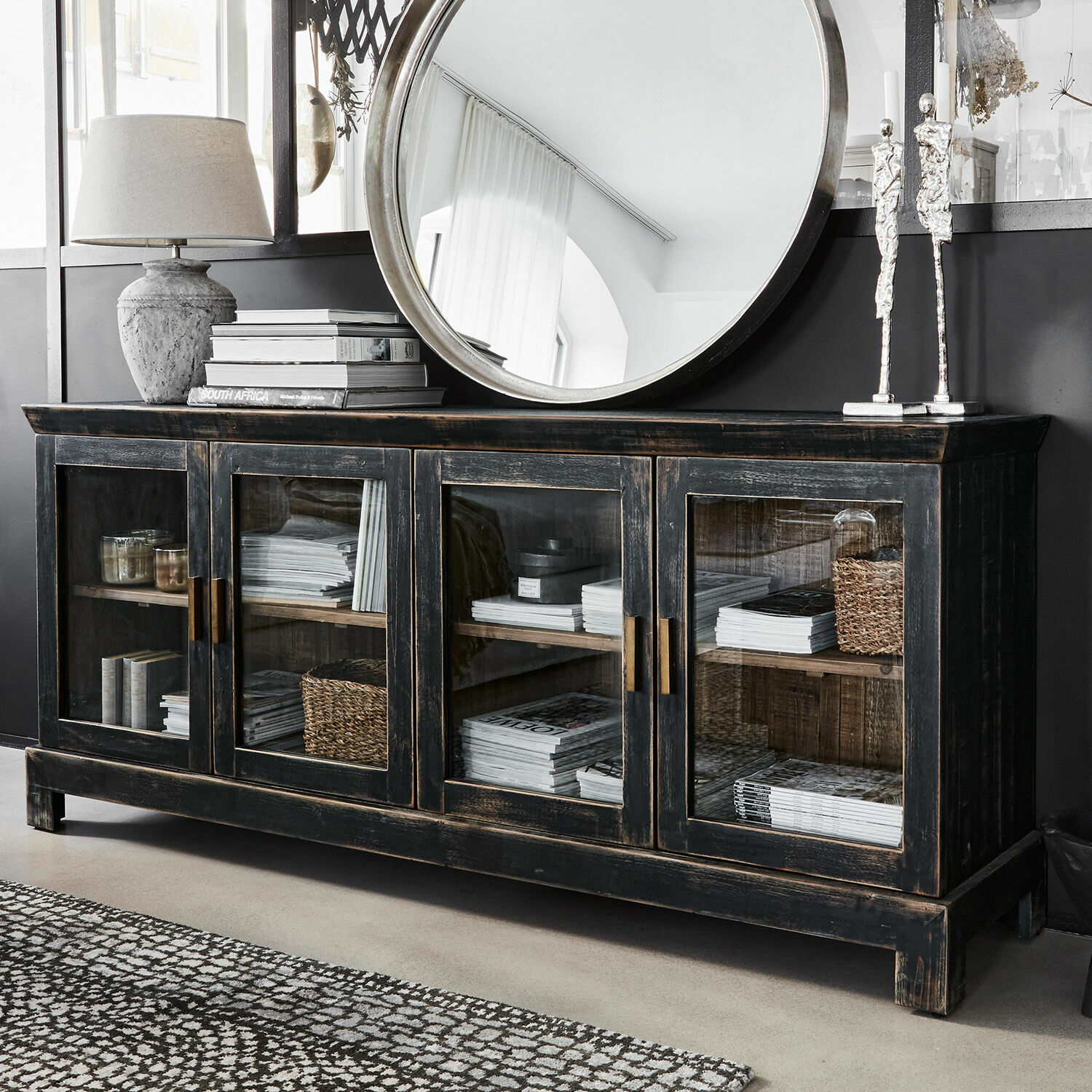 Kommode Nivelles Schwarze Holzkommode mit Glastüren und Messinggriffen im Vintage-Stil für Wohnzimmer