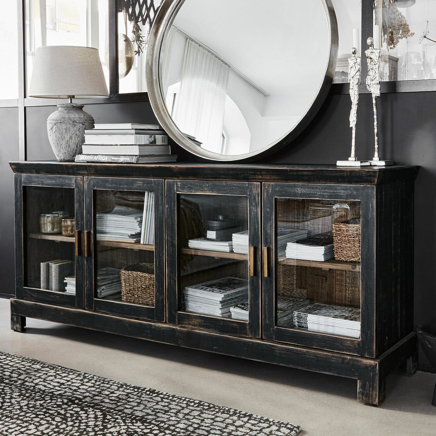 Kommode Nivelles Schwarze Holzkommode mit Glastüren und Messinggriffen im Vintage-Stil für Wohnzimmer