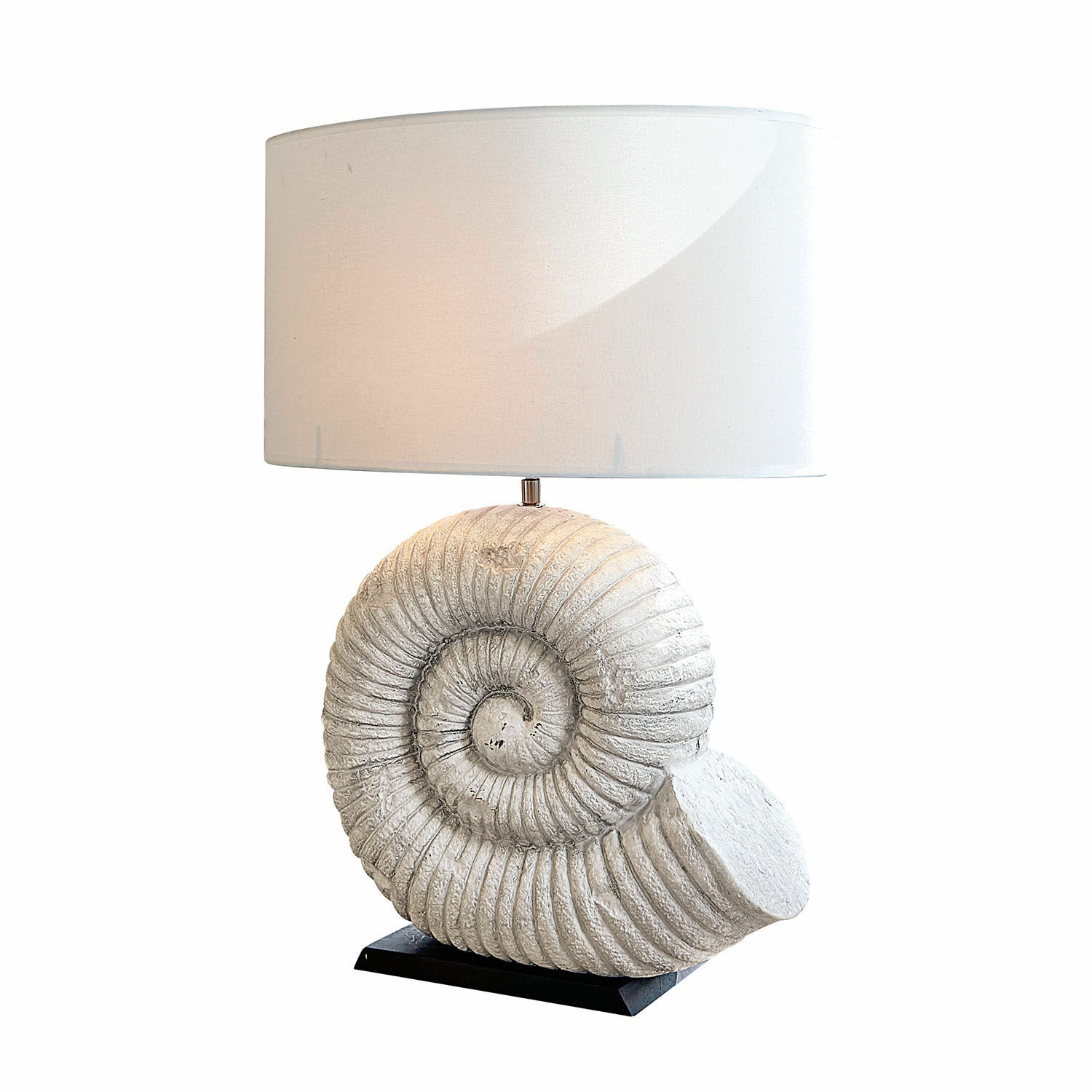Tischlampe Korrellin Tischlampe mit weißem Stoffschirm und steinerner Muschelform als Sockel, dekorative Wohnraumleuchte