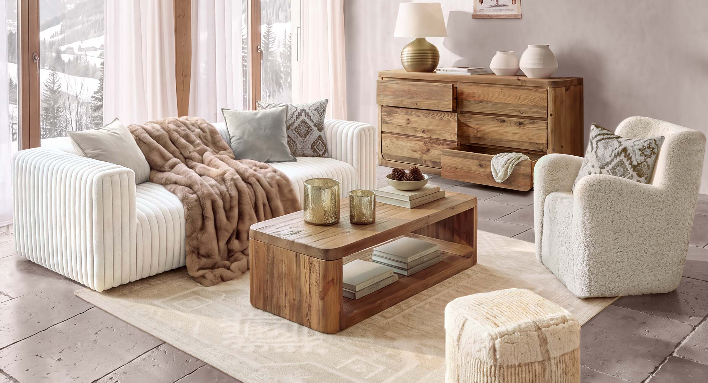 Gemütliches Wohnzimmer mit weißem Sofa, braunem Fellplaid und hellem Holztisch im natürlichen Stil