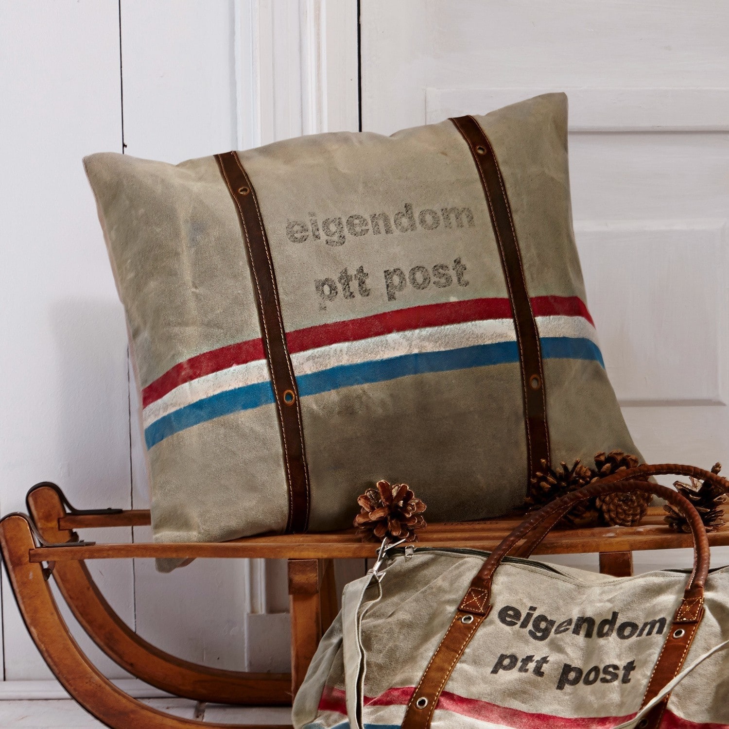 Kissen Bryan Beiges Kissen und Tasche aus Stoff mit braunen Riemen und rot-blauem Streifenmuster, Wohnaccessoire