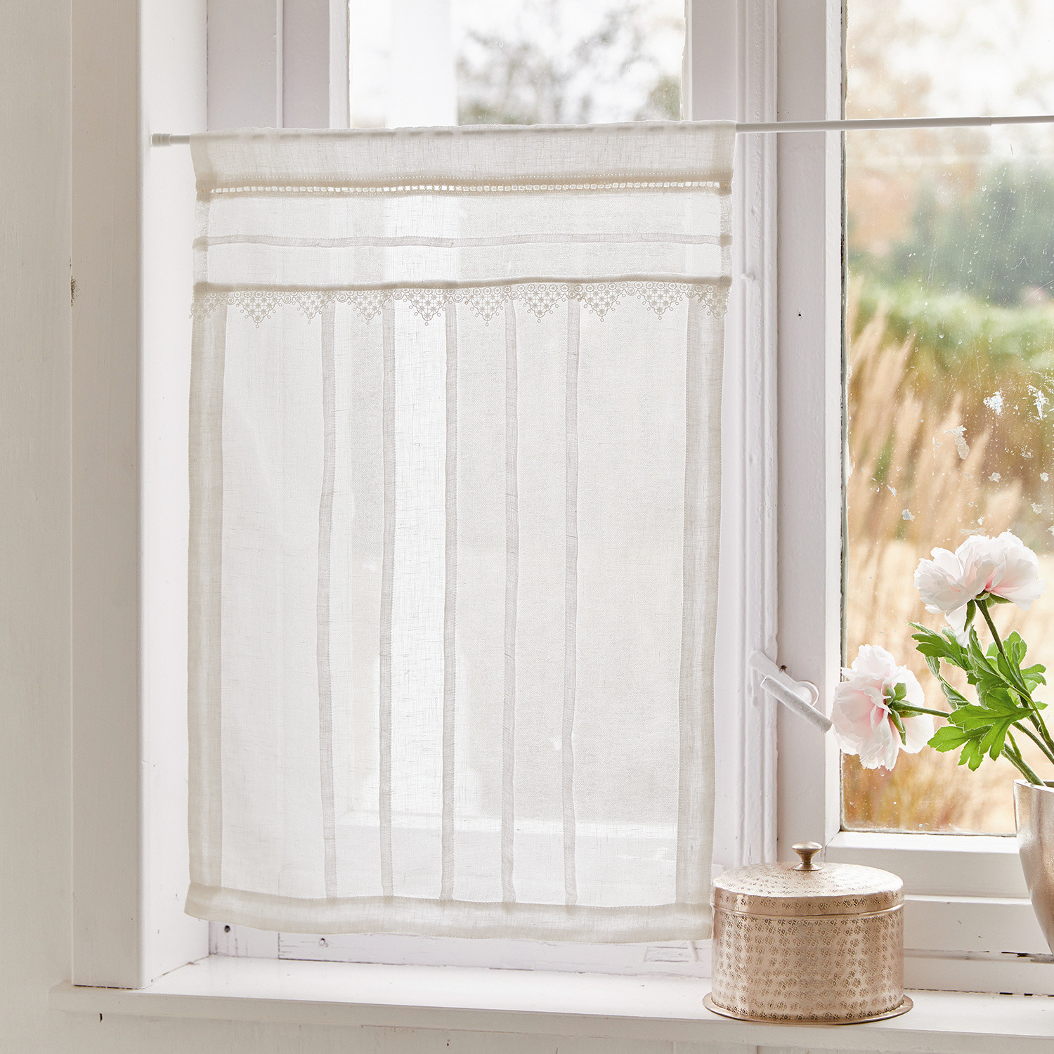 Scheibengardine Chailly Weiße Leinen-Gardine mit feiner Spitze am Fenster, natürliche und elegante Wohnraumdekoration
