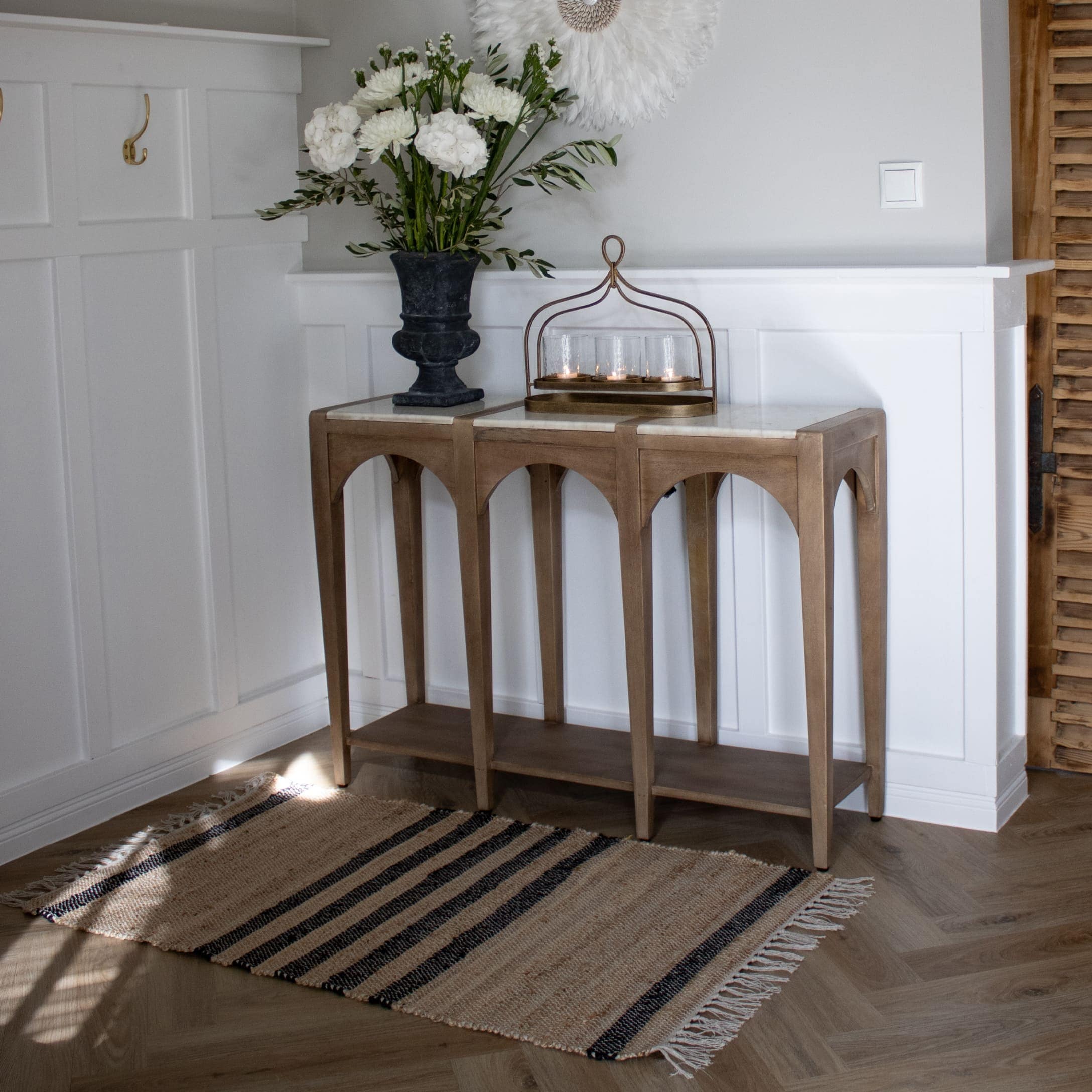 Beiger Jute-Teppich mit schwarzen Streifen, natürliche Bodenmatte im modernen Wohnraum