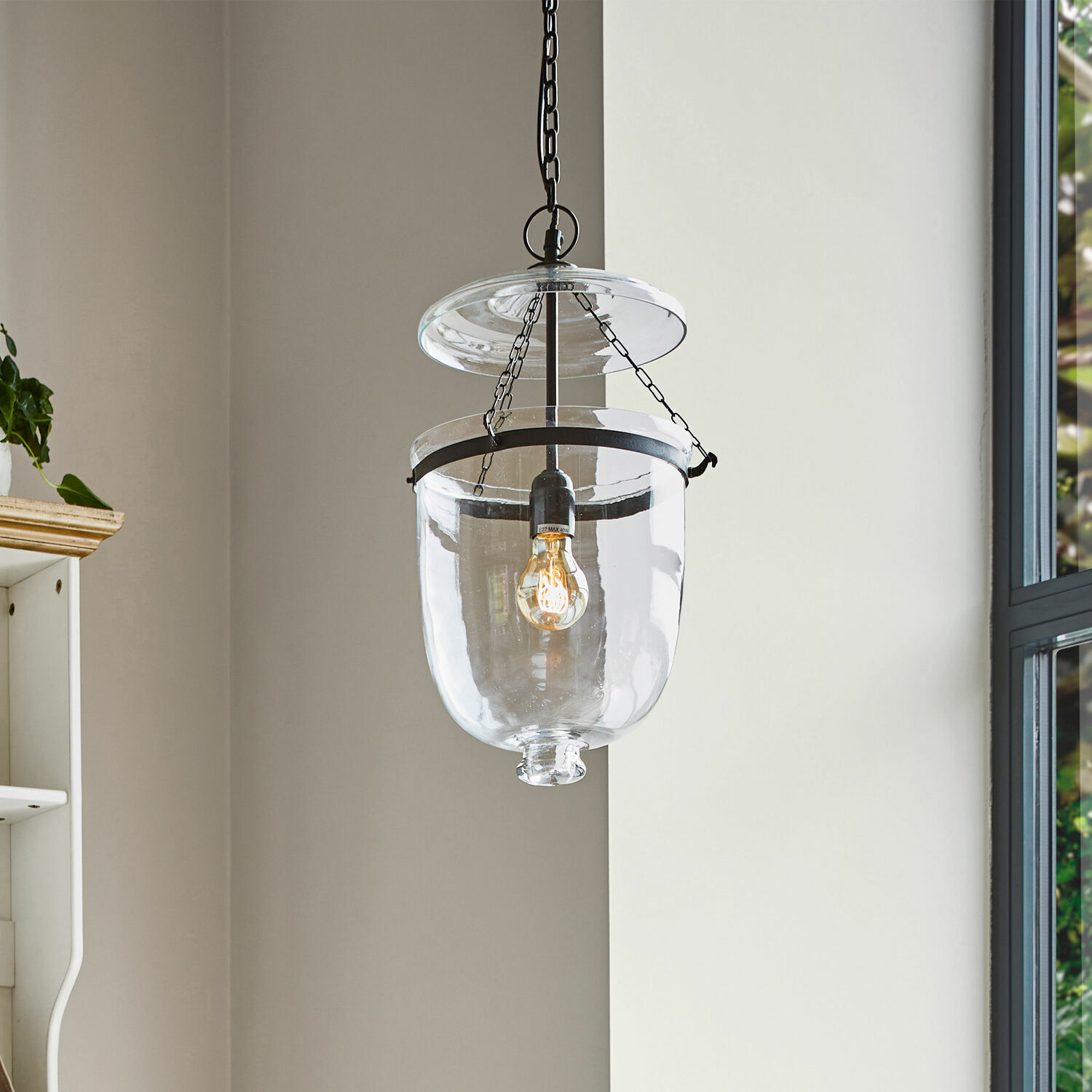 Hängelampe Lanta Hängelampe aus Glas mit schwarzem Metallkettenhalter, modernes Design für Wohnräume