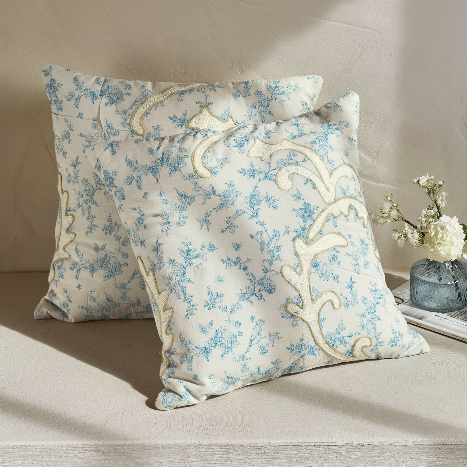 Kissenhülle 2er Set Rocaille Étoilée Zwei dekorative Baumwollkissen in Creme mit blauem Blumenmuster und feiner Stickerei