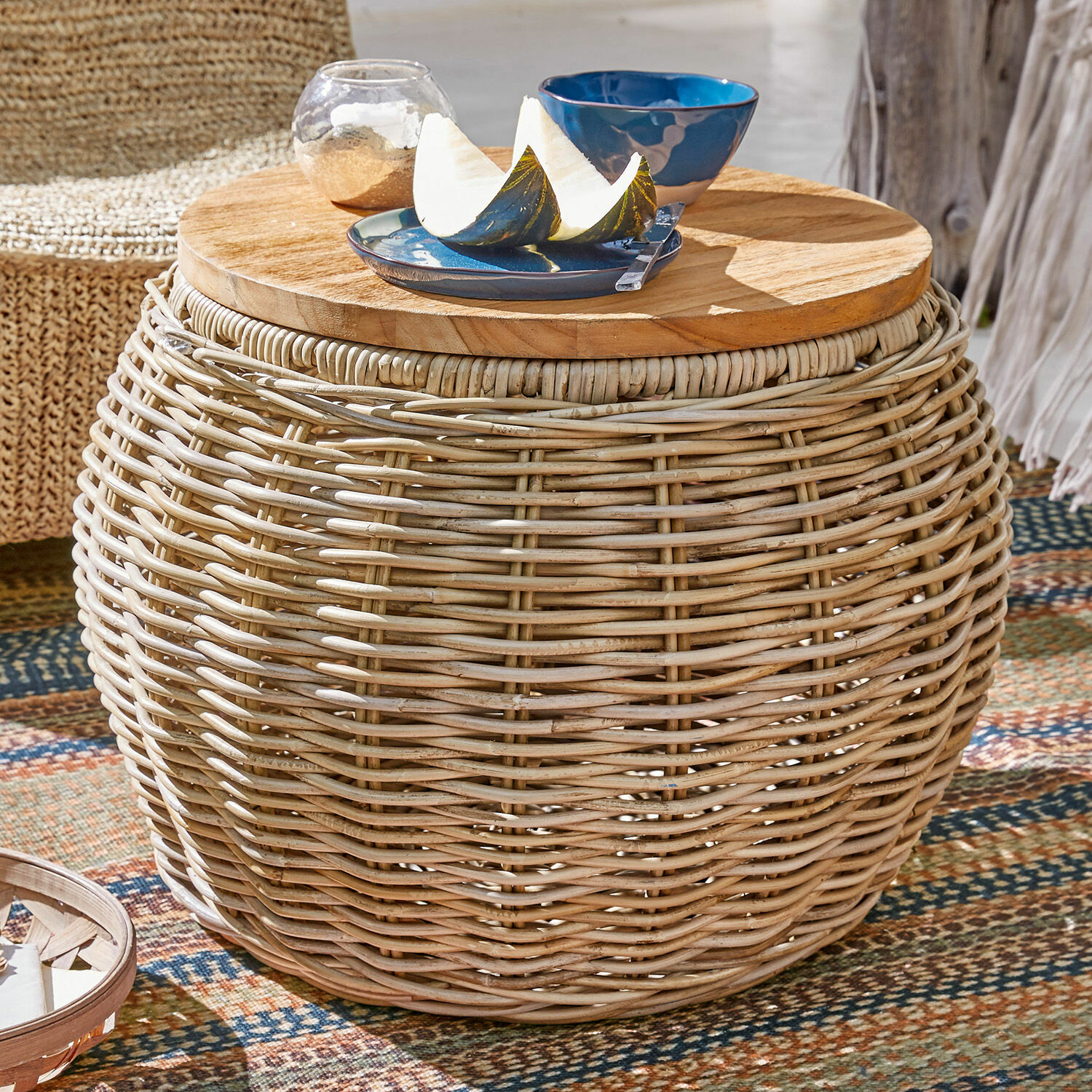 Beistelltisch Sartrouville Runder Rattantisch mit natürlicher Holzplatte, ideal für Terrasse oder Balkon