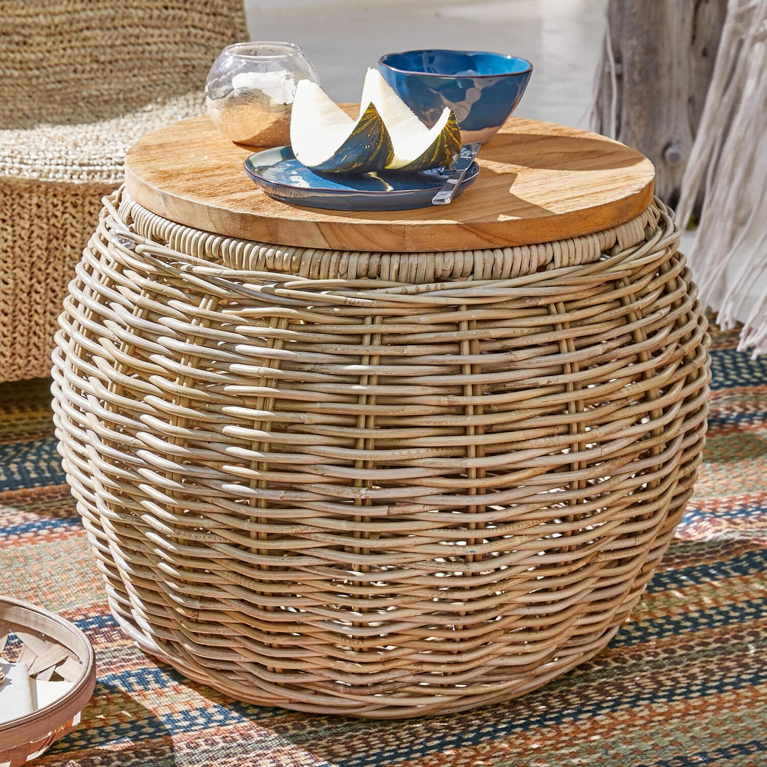 Beistelltisch Sartrouville Runder Rattantisch mit natürlicher Holzplatte, ideal für Terrasse oder Balkon