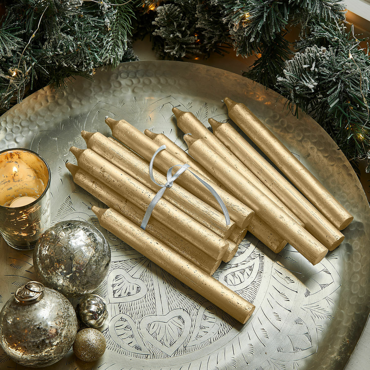 Kerze 20er Set Lysarion Set goldener Stabkerzen auf Metalltablett mit Weihnachtsdeko und silbernen Kugeln