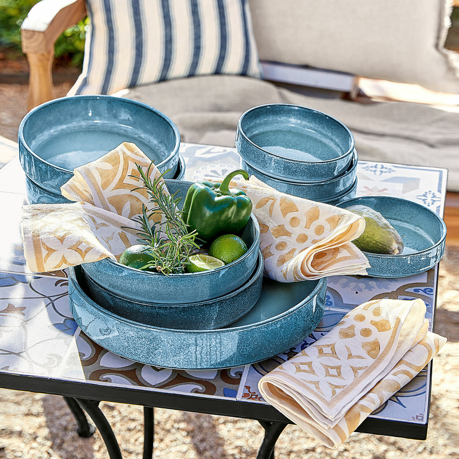 Teller 8er Set Darney Set aus blauen Keramikschalen auf Tisch mit dekorativen Servietten und frischem Gemüse