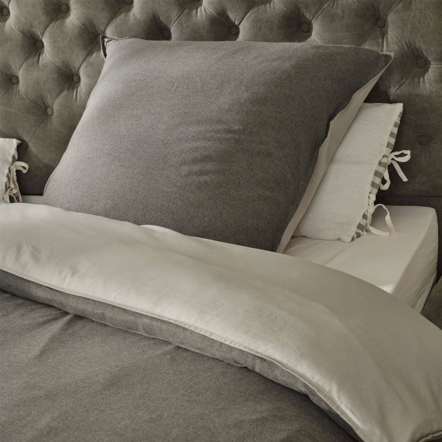 Bettwäsche Mynatt Graue Bettwäsche aus weichem Material auf einem Bett mit gesteppter Kopfstütze, komfortabel und stilvoll