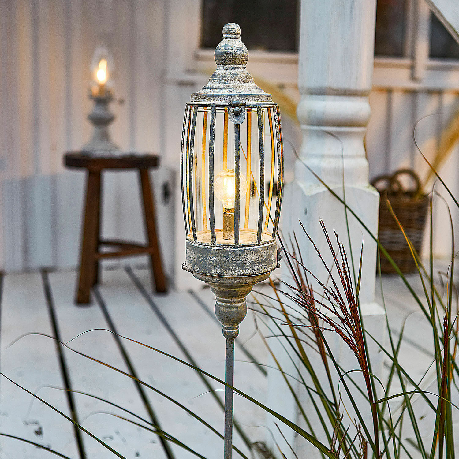 Wiederaufladbare LED-Laterne Lagia Gartenleuchte aus Metall in antik-silber mit Erdspieß, dekorative Außenlampe im Vintage-Stil