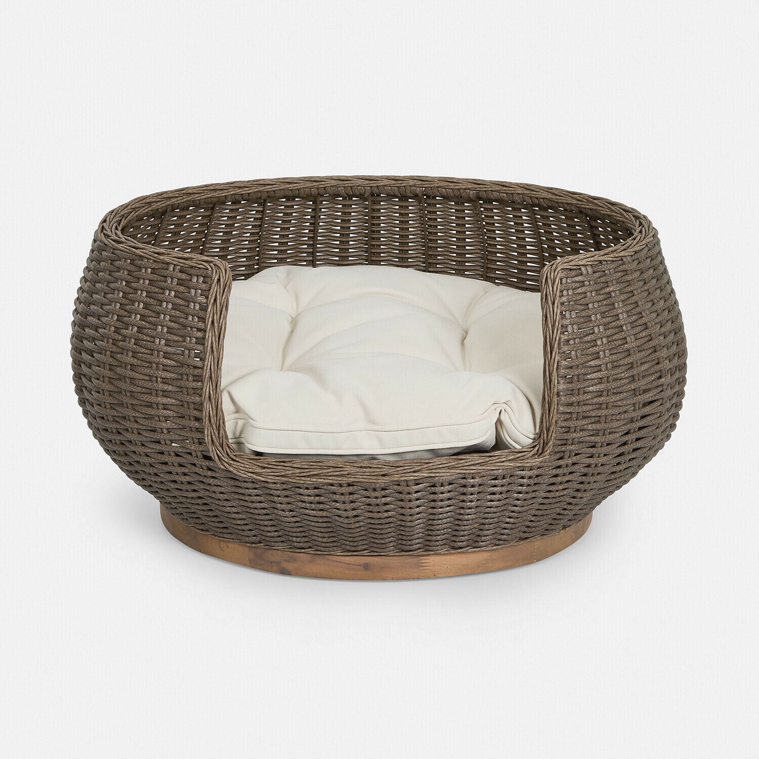Rundes Haustierbett aus braunem Rattan mit cremefarbenem Kissen, gemütlicher Ruheplatz