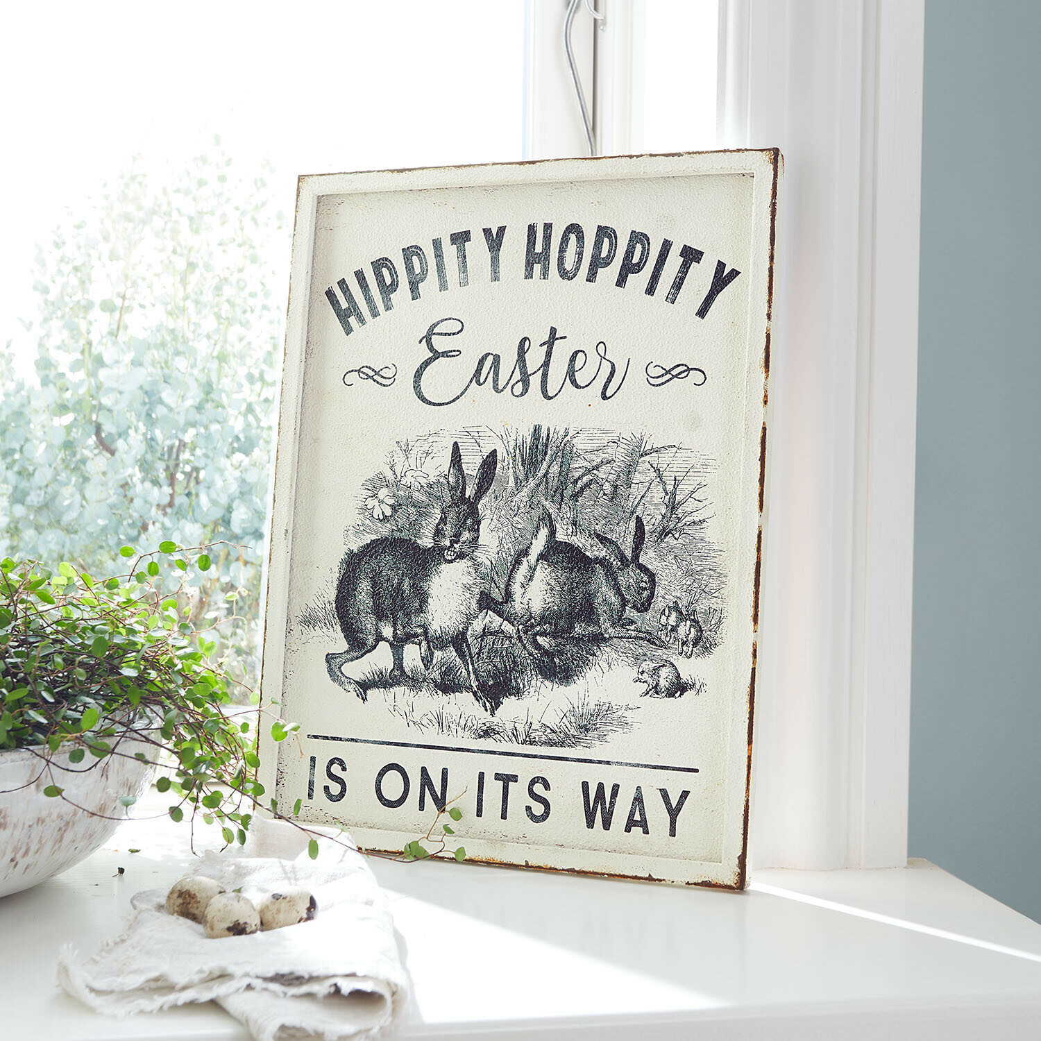 Oster-Dekotafel mit Schriftzug und Hasenillustration auf weißem Hintergrund für Wohnraumdeko