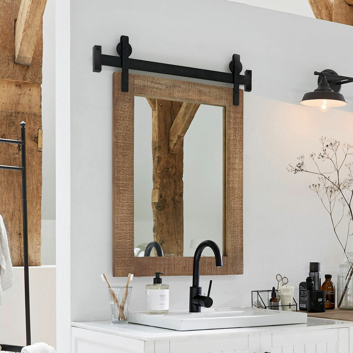 Spiegel Taylors Island Badezimmer-Spiegel mit Holzrahmen und schwarzem Metallhalter im rustikalen Stil