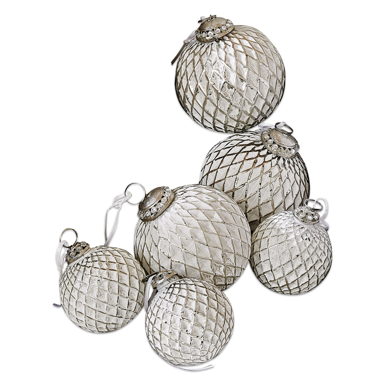 Weihnachtsschmuck 6er Set Maélys Set aus sechs silbernen Glas-Weihnachtskugeln mit dekorativem Muster und Aufhängungen