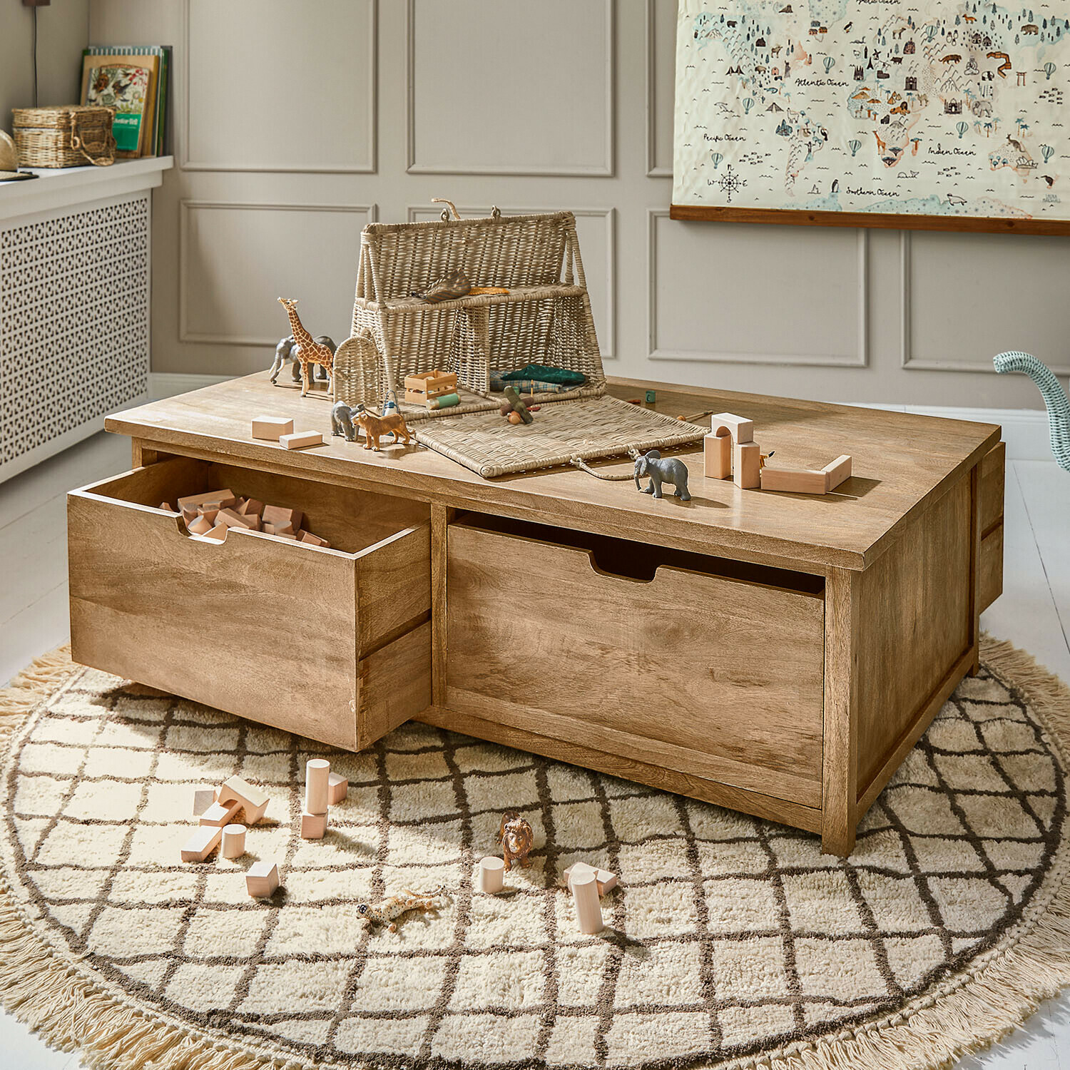 Kinderspieltisch Solanin Holz-Couchtisch mit Schubladen und Spielzeug auf rundem Teppich in hellem Kinderzimmer