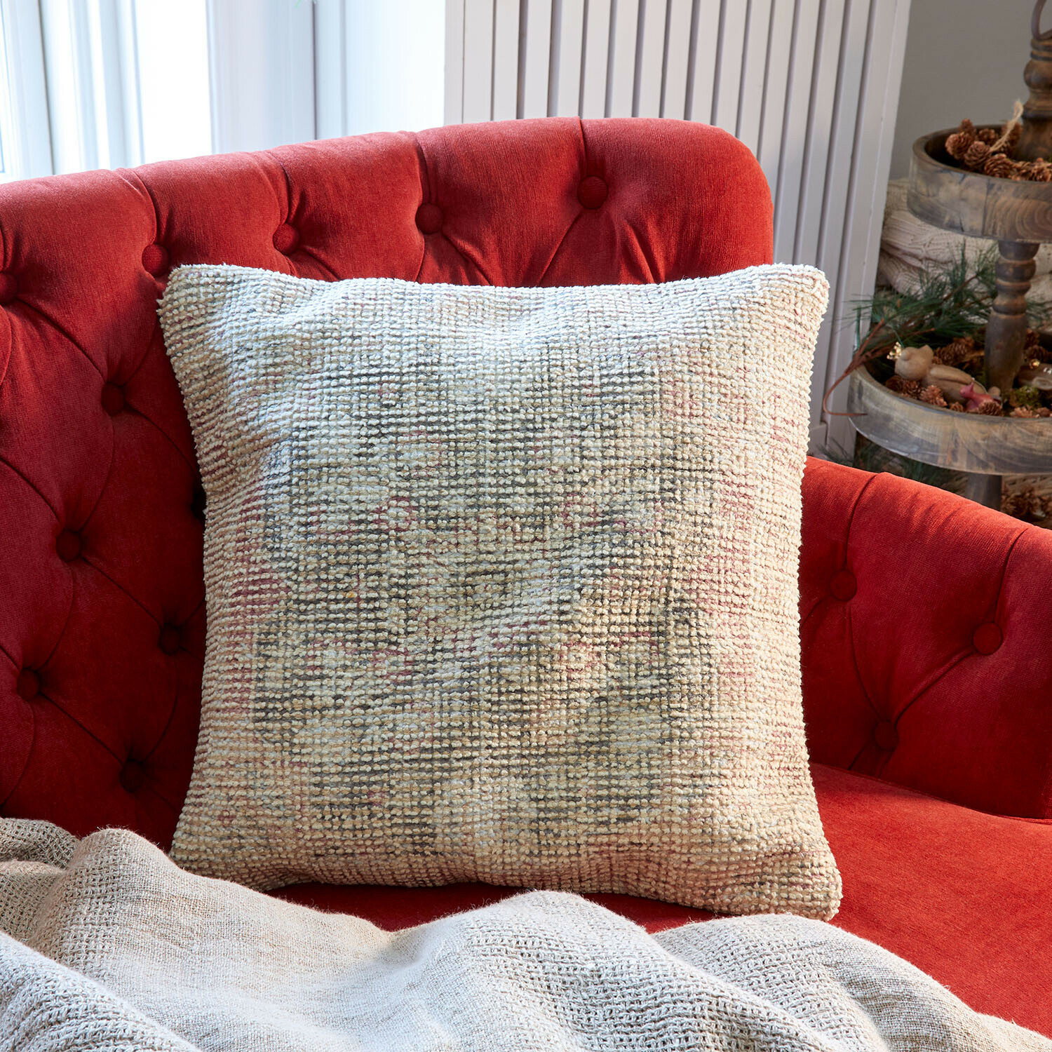 Kissenhülle Kaelun Beige dekoratives Kissen aus weichem Material auf rotem, gepolstertem Sofa im Wohnzimmer