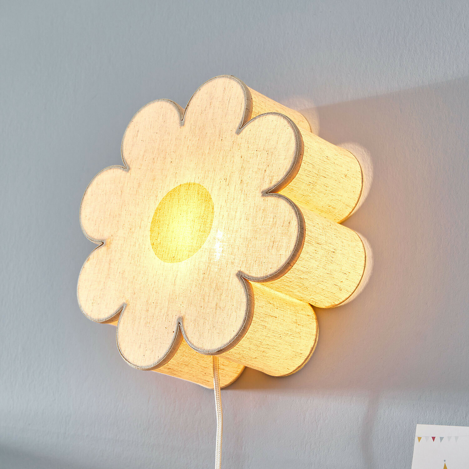 Wandleuchte in Blumenform aus hellem Stoff, dekorative Kinderzimmerlampe mit warmem Licht