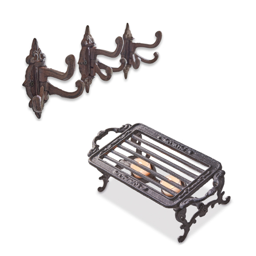 Set aus dunkelbraunen Gusseisenhaken und Grillrost zum Aufhängen und Kochen